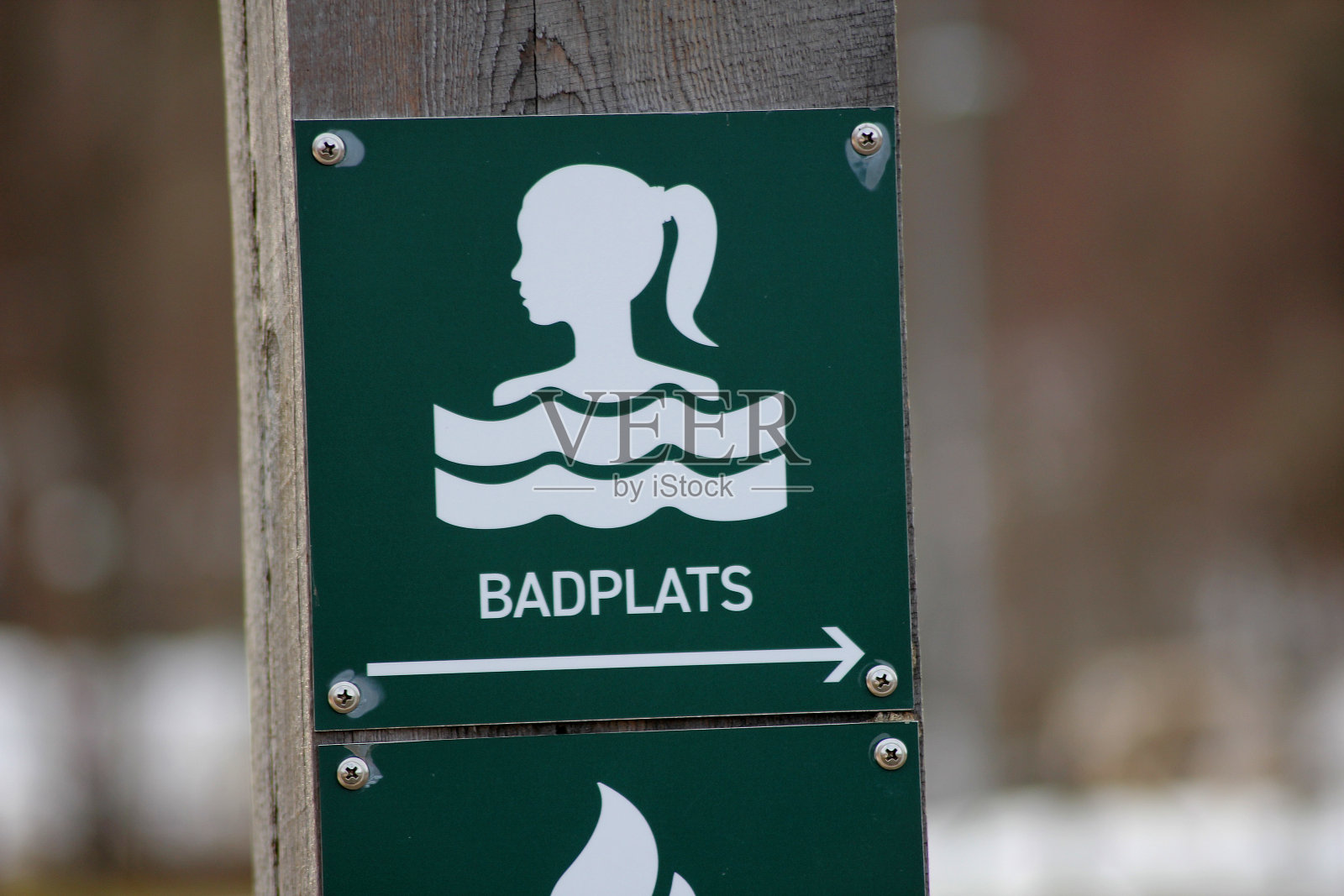 一个瑞典标志写着:游泳区照片摄影图片