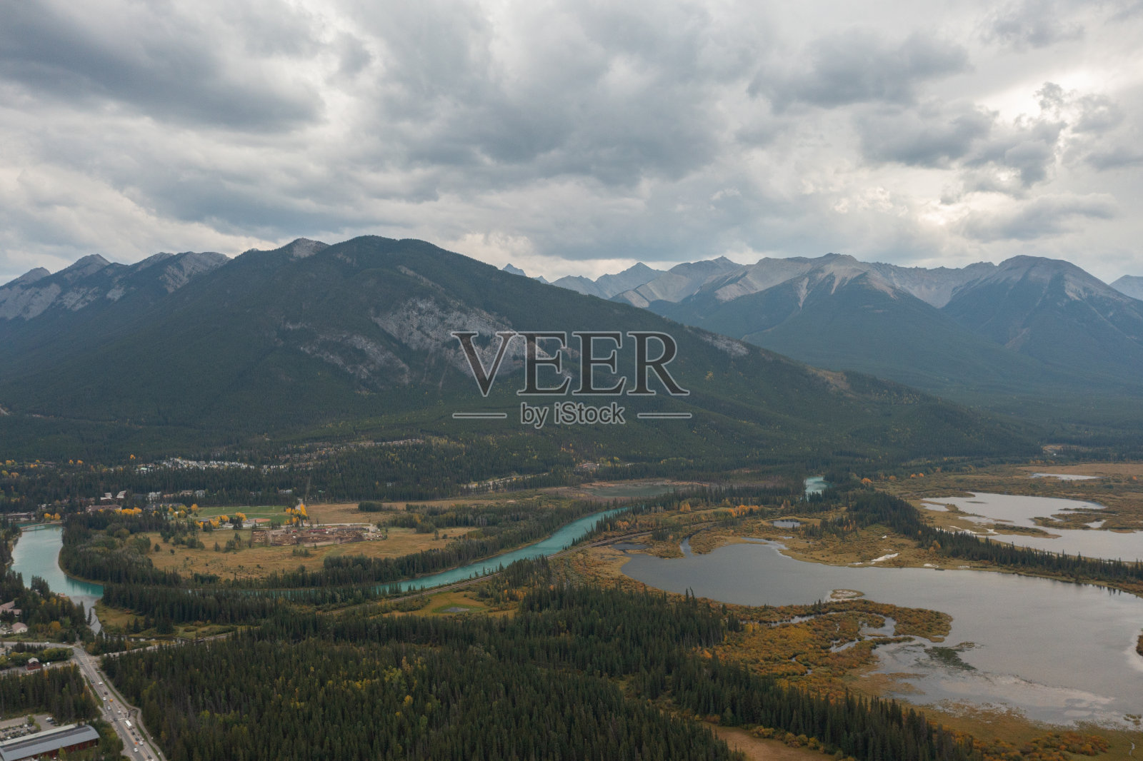 班夫附近的弓河和朱米利湖鸟瞰图。照片摄影图片