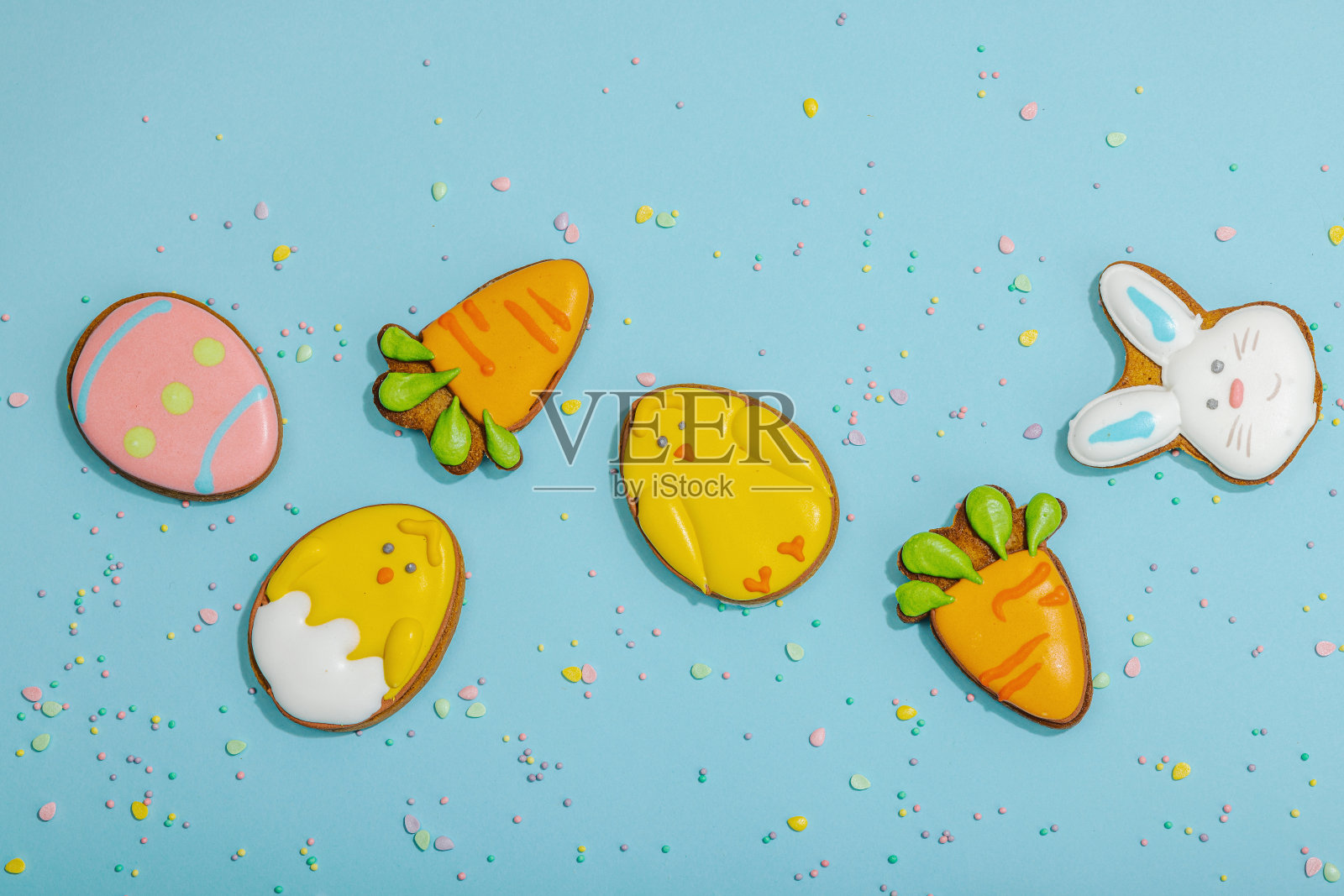 传统的复活节快乐饼干，节日的可食用装饰。自制烘焙概念，可爱的糖果照片摄影图片