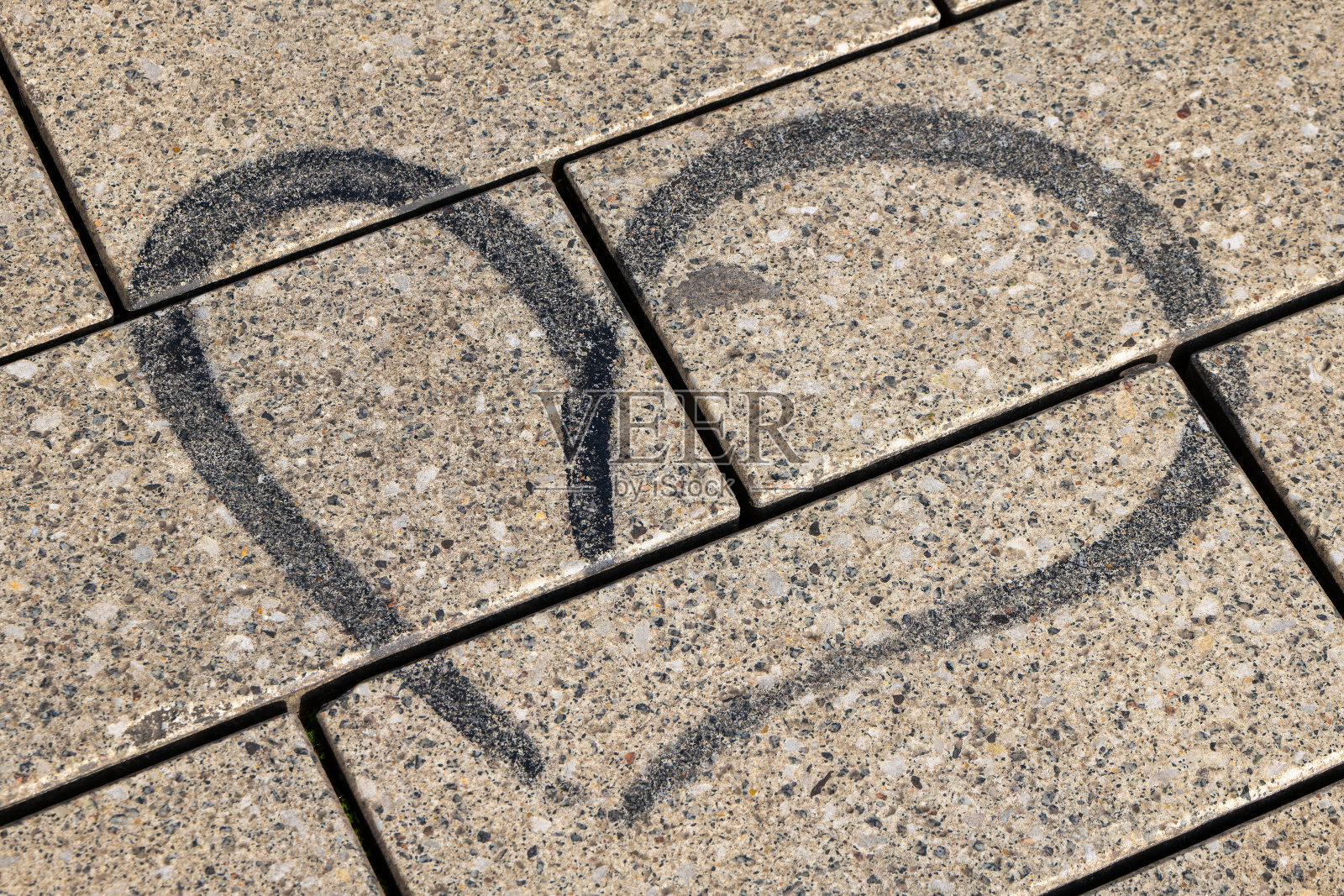 在城市的人行道上画着一颗心照片摄影图片