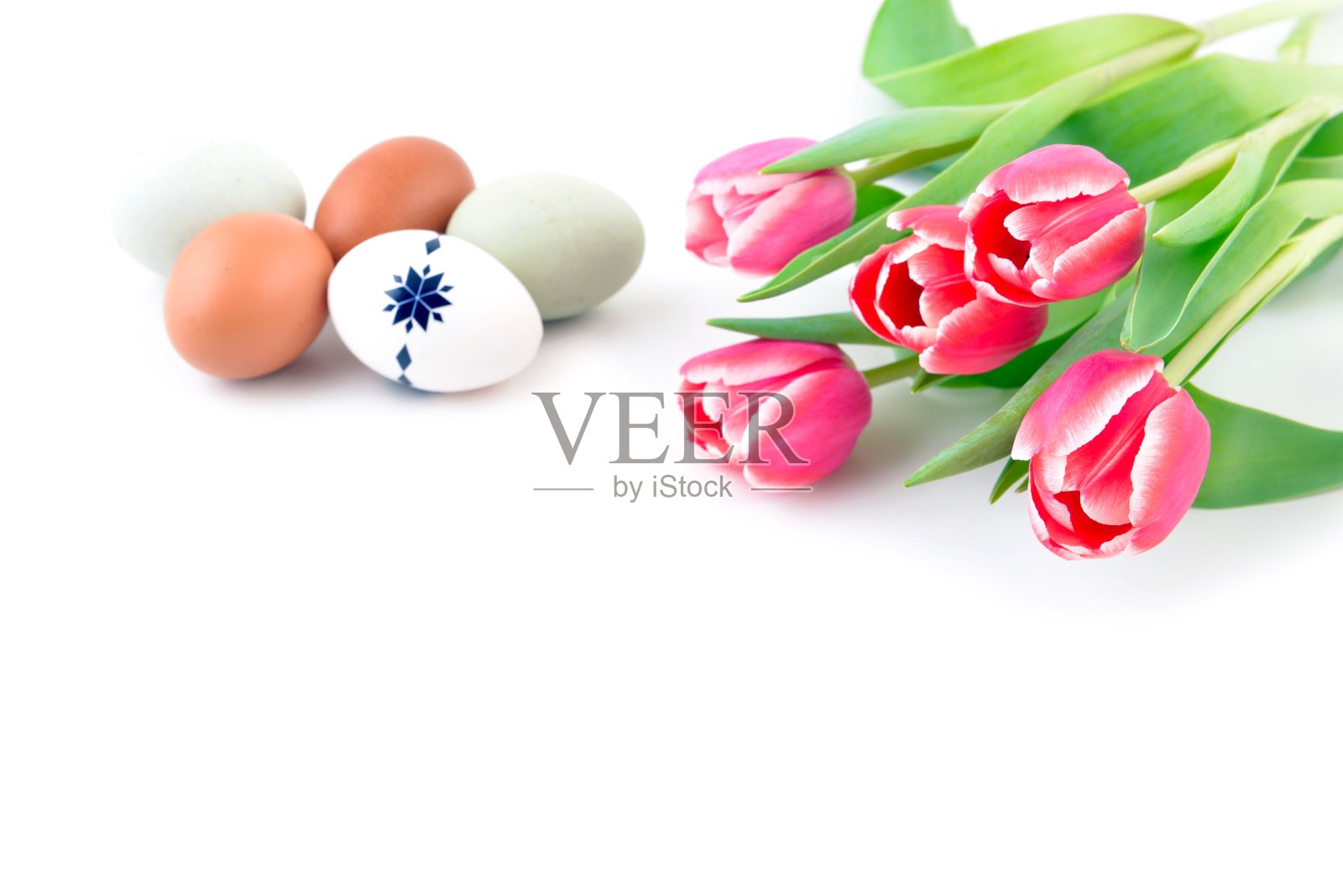 复活节彩蛋和粉色郁金香照片摄影图片
