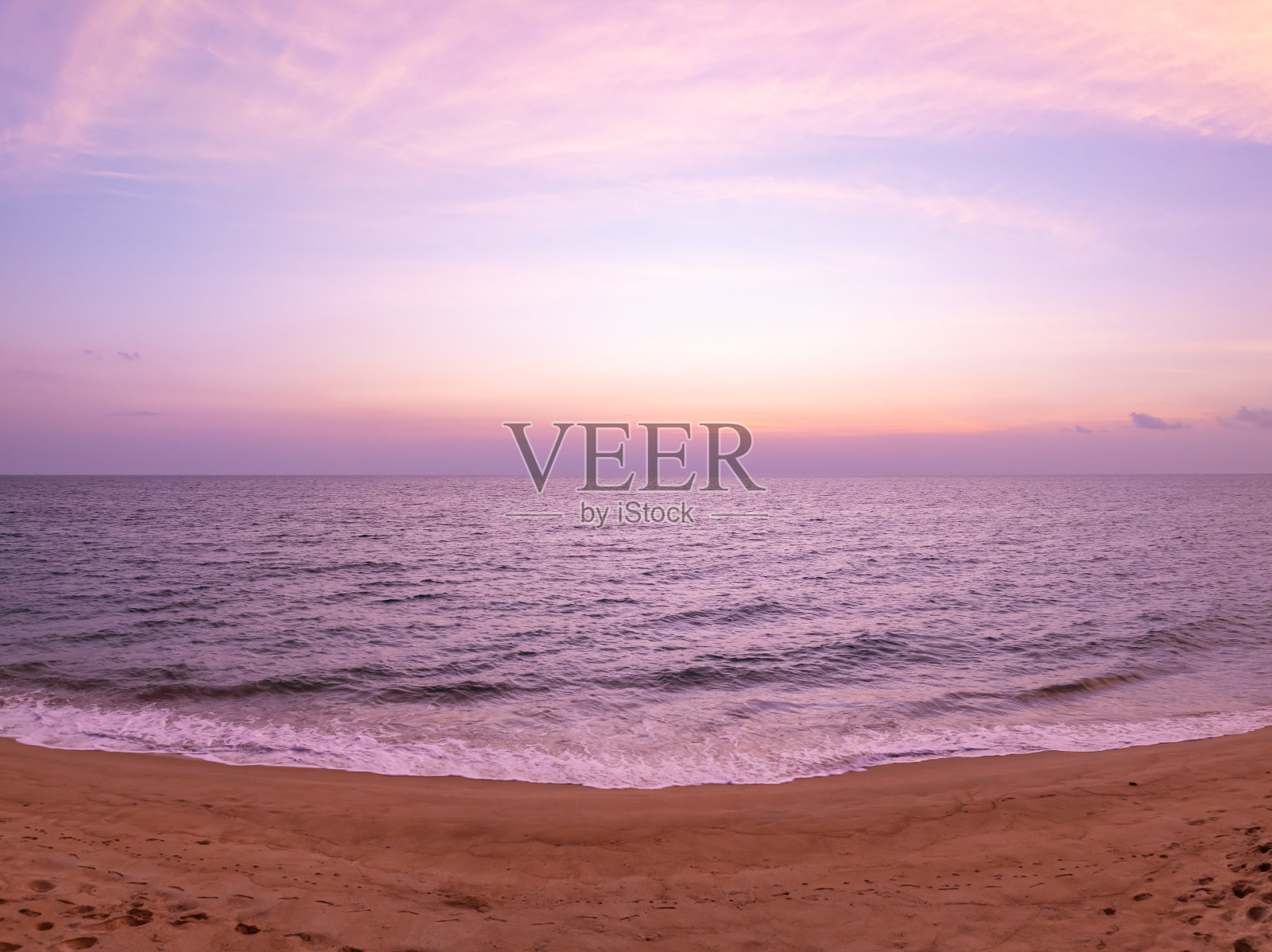 景观日落天空，自然美丽的光日落或日出在海上，多彩的戏剧性雄伟的景色日落天空与惊人的云彩和波浪在日落天空，自然轻云背景照片摄影图片