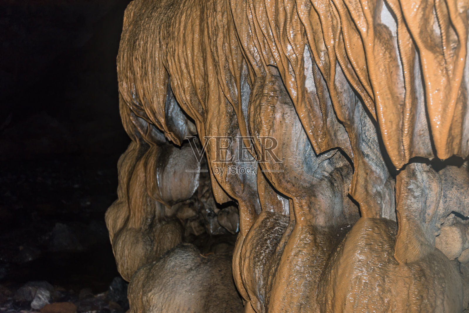 溶洞中的钟乳石照片摄影图片