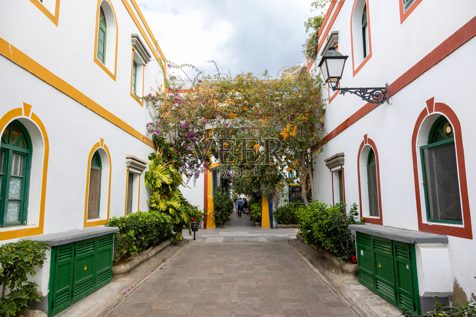西班牙大加那利岛上莫甘港村的白色和色彩斑斓的房子照片摄影图片