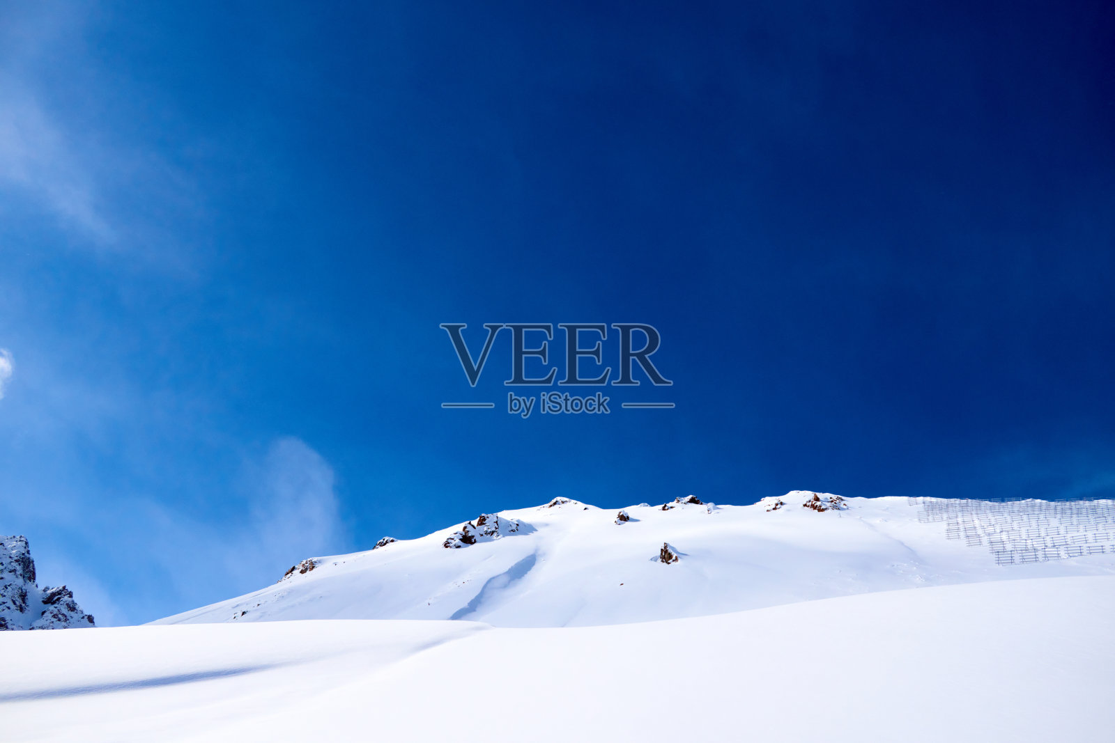 冬日里，Trans-Ili Alatau的风景。照片摄影图片