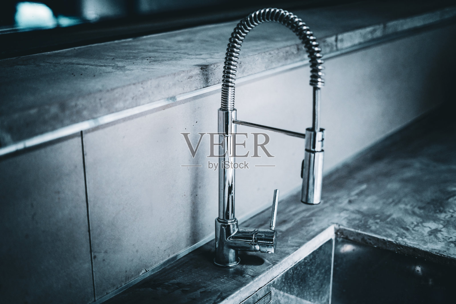 家里的现代银色水龙头。照片摄影图片