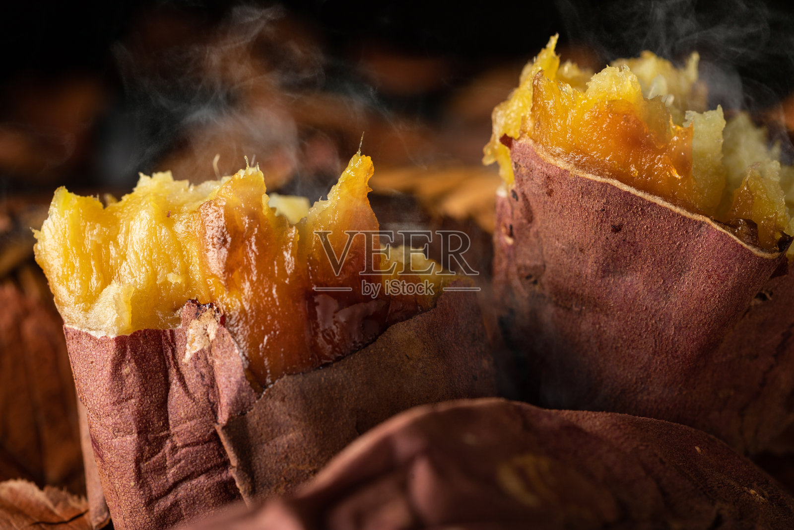 又热又松软的烤地瓜照片摄影图片