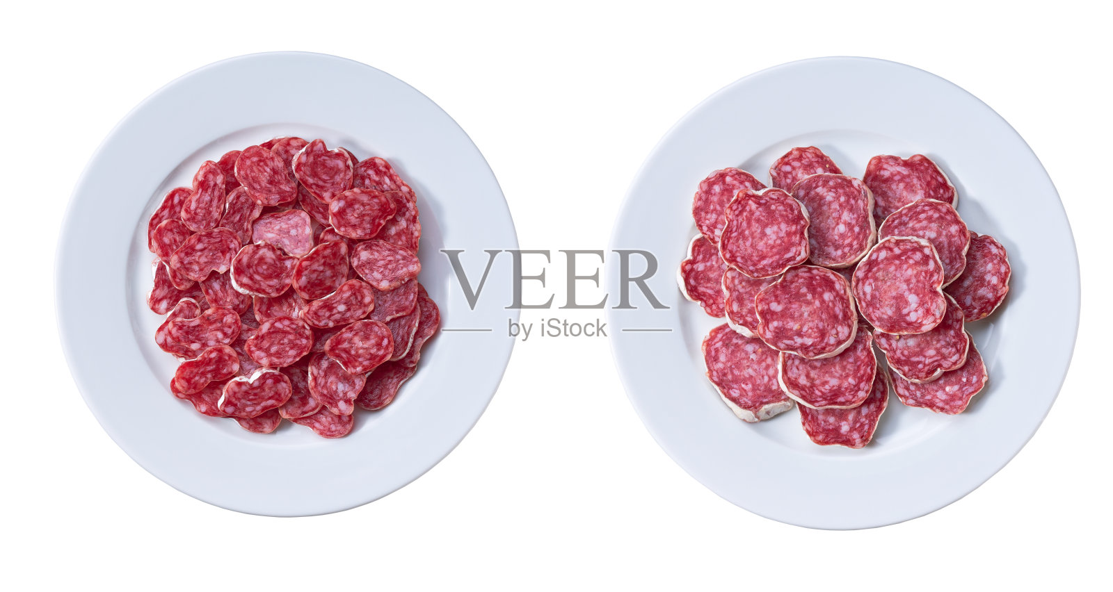 Fuet香肠切片，放在白色盘子上，隔离在白色背景上，俯视图。照片摄影图片