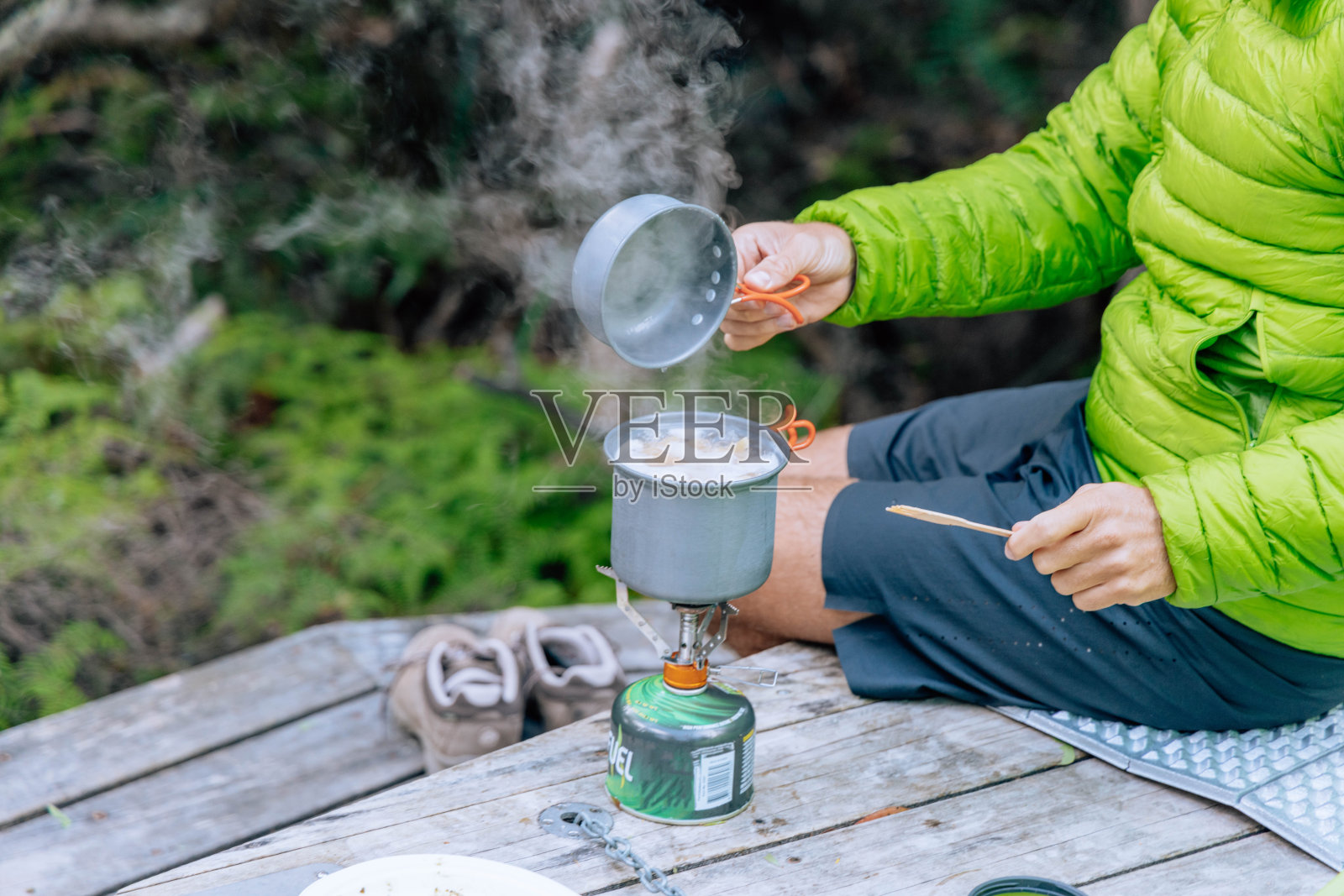 意大利面完美:露营者的烹饪乐趣近距离照片摄影图片