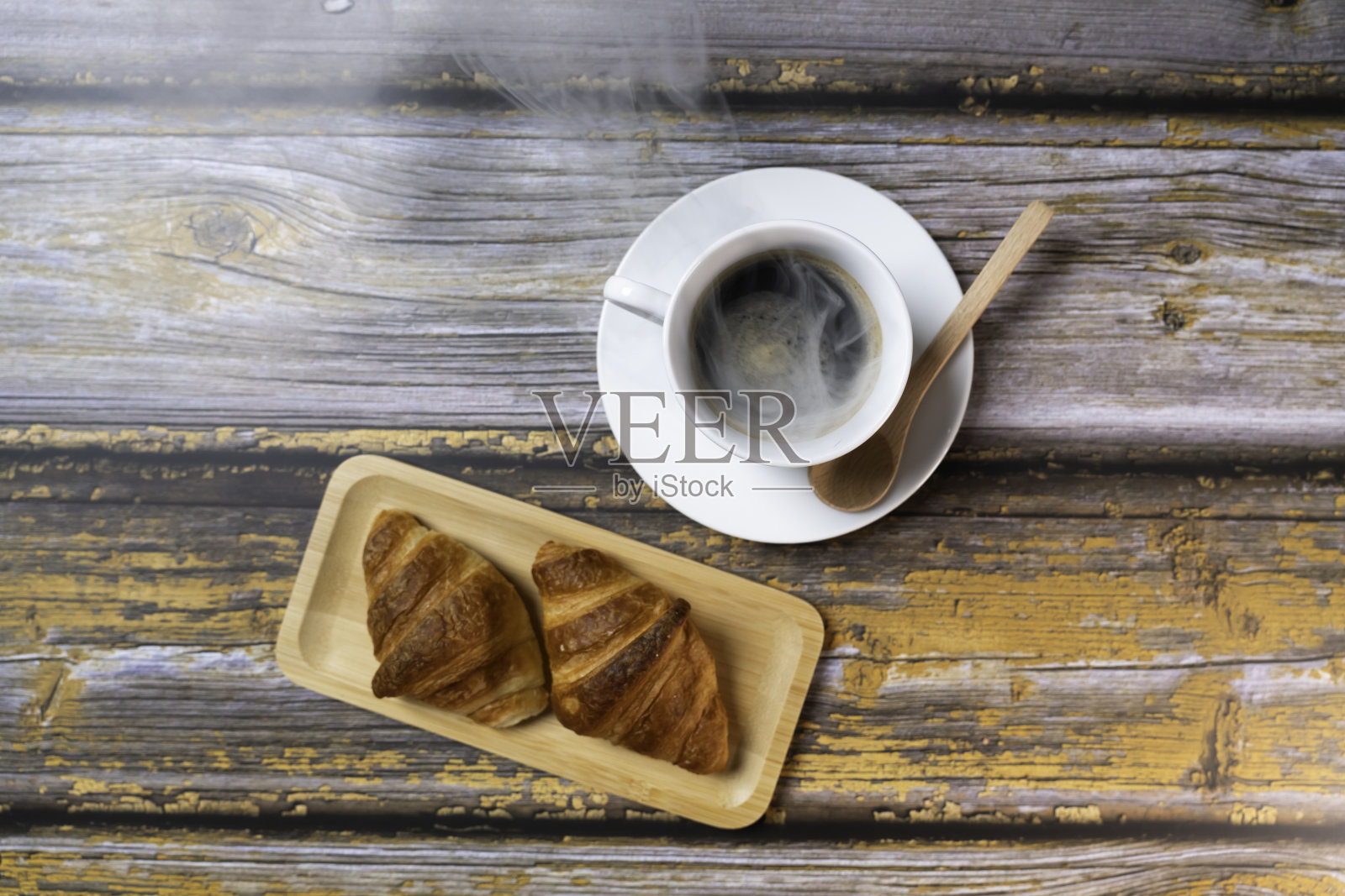 热气腾腾的咖啡和牛角面包照片摄影图片