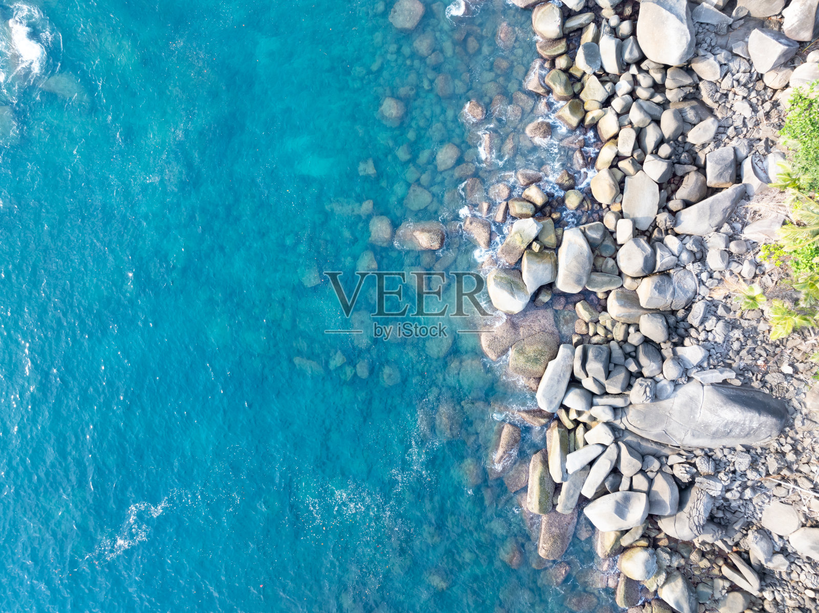 令人惊叹的热带海岸景观背景，俯视图海浪撞击岩石照片摄影图片