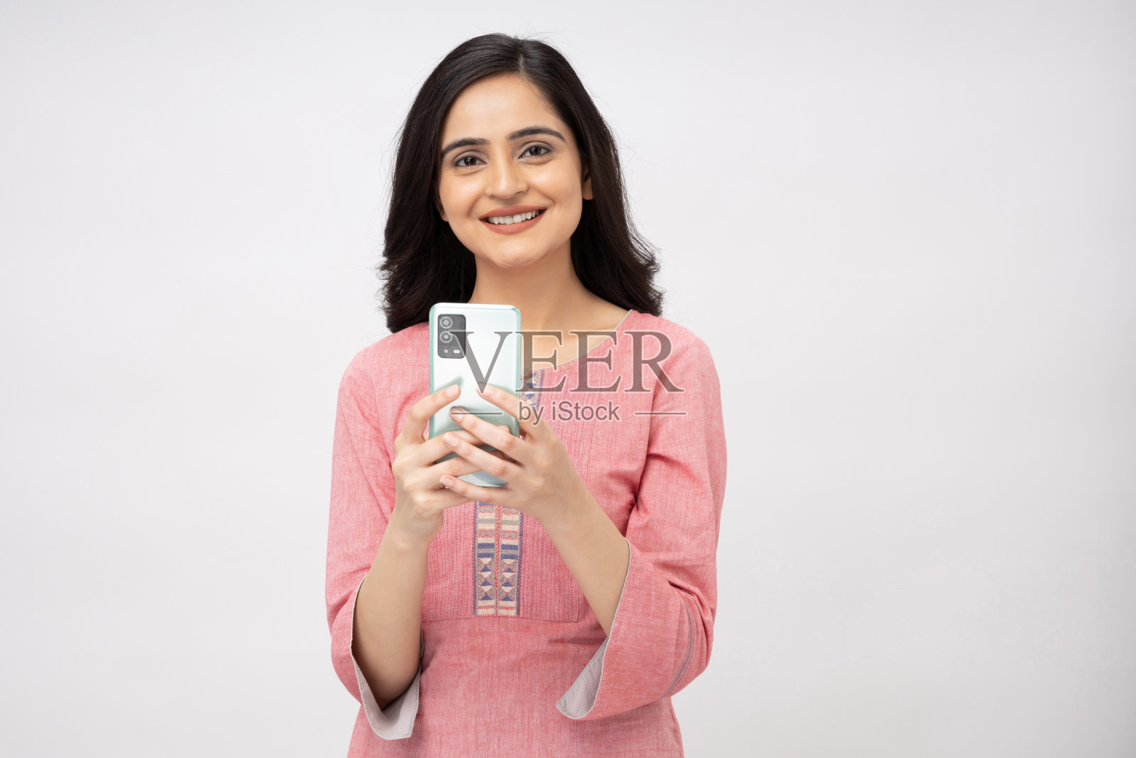 印度年轻女子的肖像穿着休闲kurta白色背景的股票照片照片摄影图片