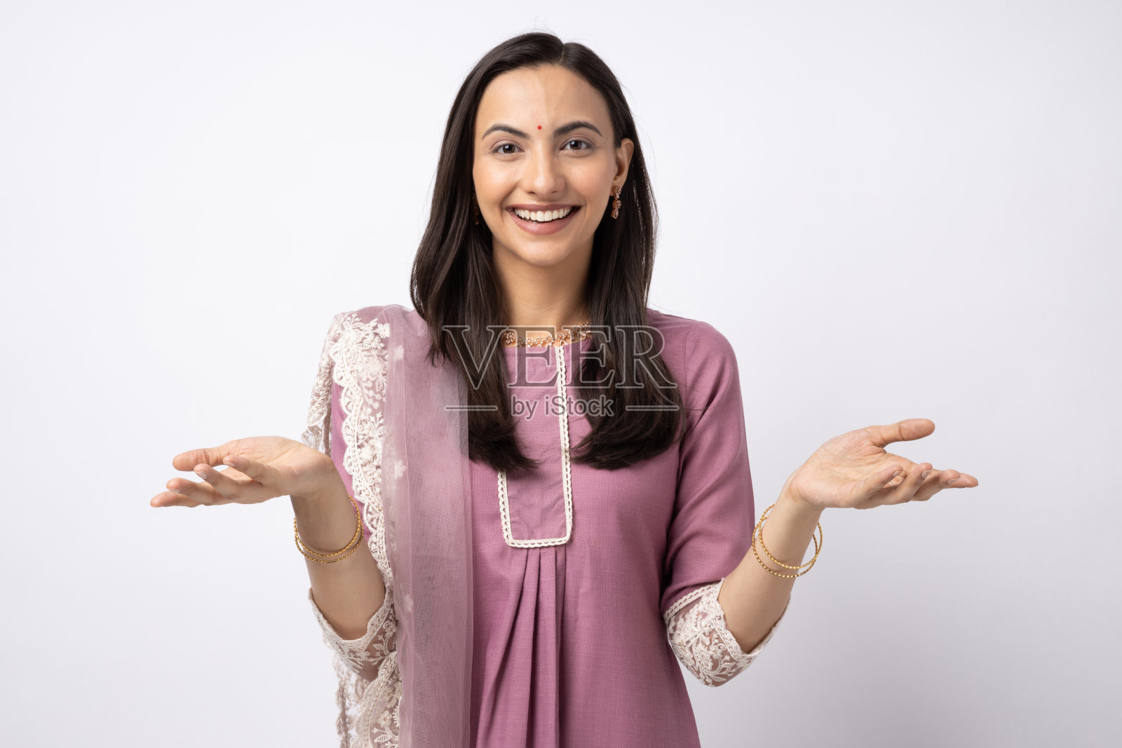 印度年轻女子的肖像，穿着传统服装，孤立在白色背景的股票照片照片摄影图片