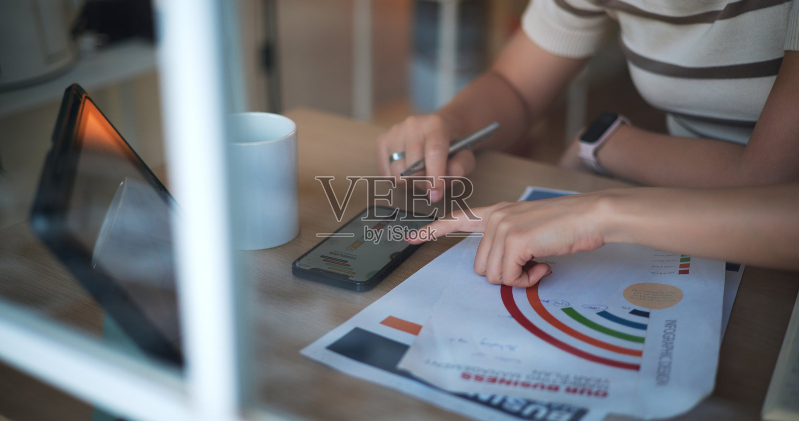 两位年轻女性通过平板电脑学习金融投资照片摄影图片