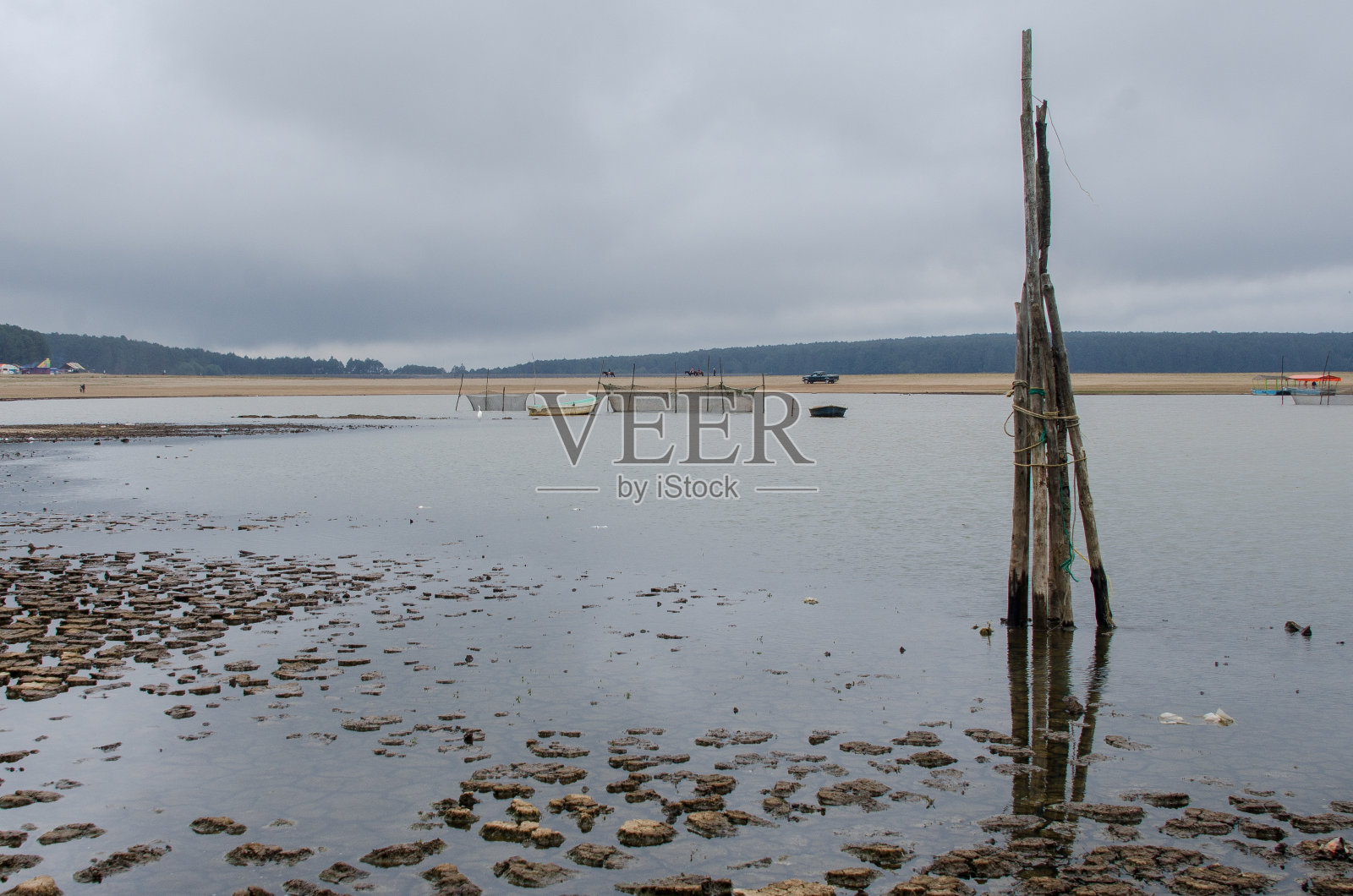 这是一个受到极端干旱影响的湖泊，地形开裂，水量减少。照片摄影图片