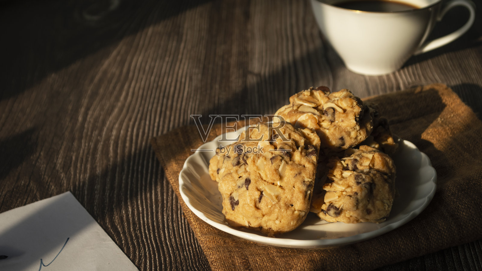 盘子里有刚烤好的杏仁饼干照片摄影图片