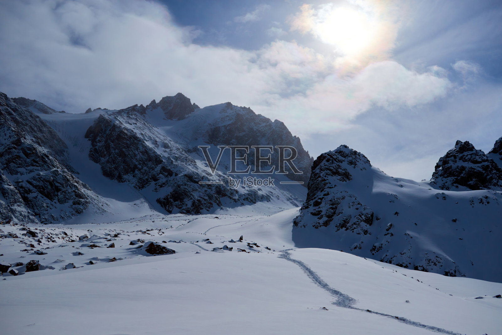 冬日里，Trans-Ili Alatau的风景。照片摄影图片