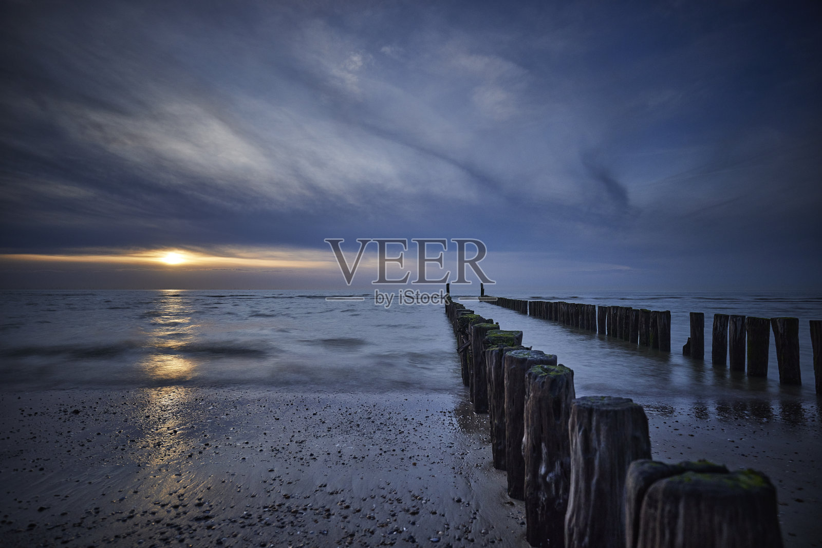 海滩上的防波堤，荷兰，泽兰，多姆堡照片摄影图片