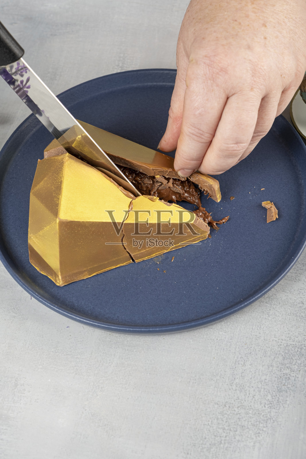 比利时牛奶巧克力复活节彩蛋在金色的前面形状照片摄影图片