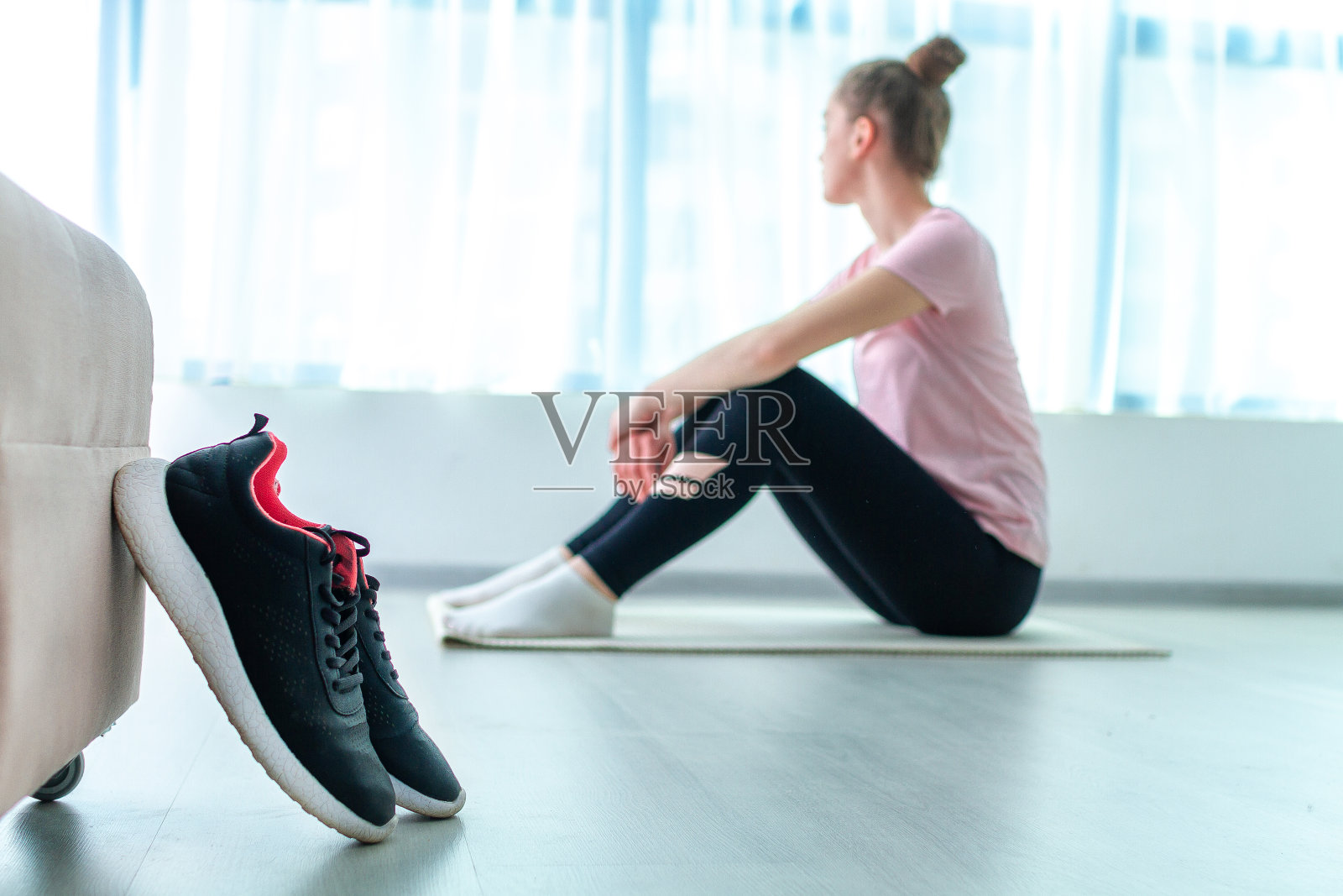 妇女在锻炼和健身后在家休息减肥，保持健康。健康的运动生活方式照片摄影图片