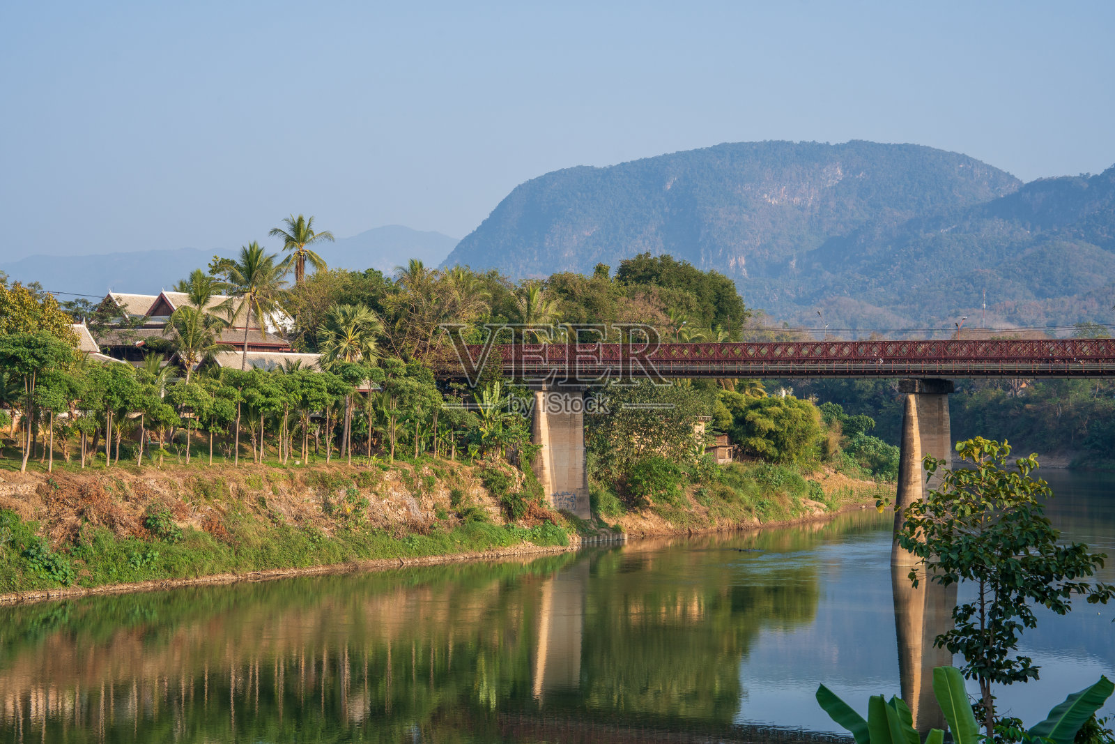 流经老挝琅勃拉邦的南康河汇入湄公河照片摄影图片
