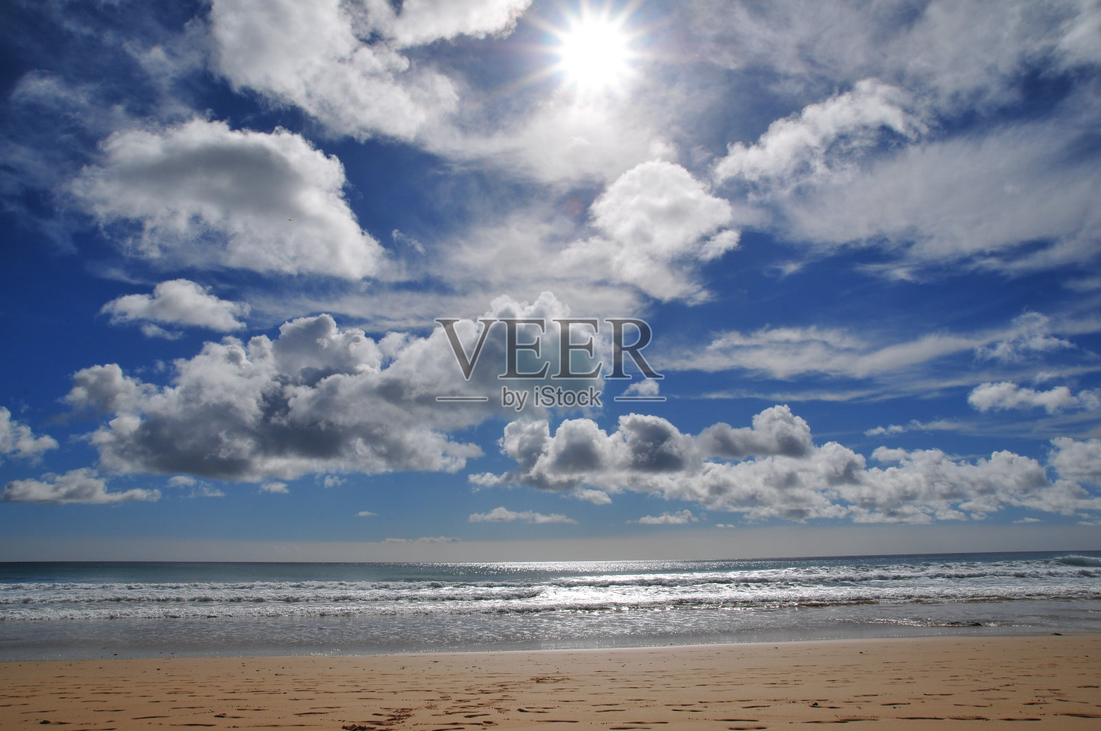 云海海滩照片摄影图片