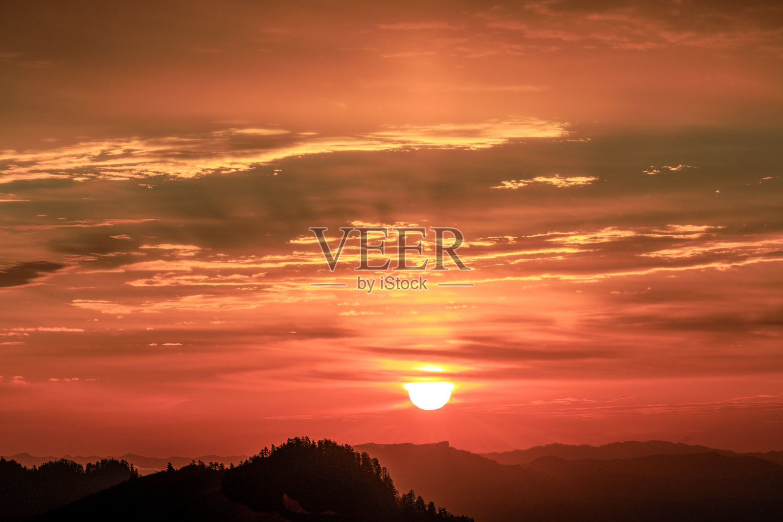 远处的山脉和黎明时的天空照片摄影图片