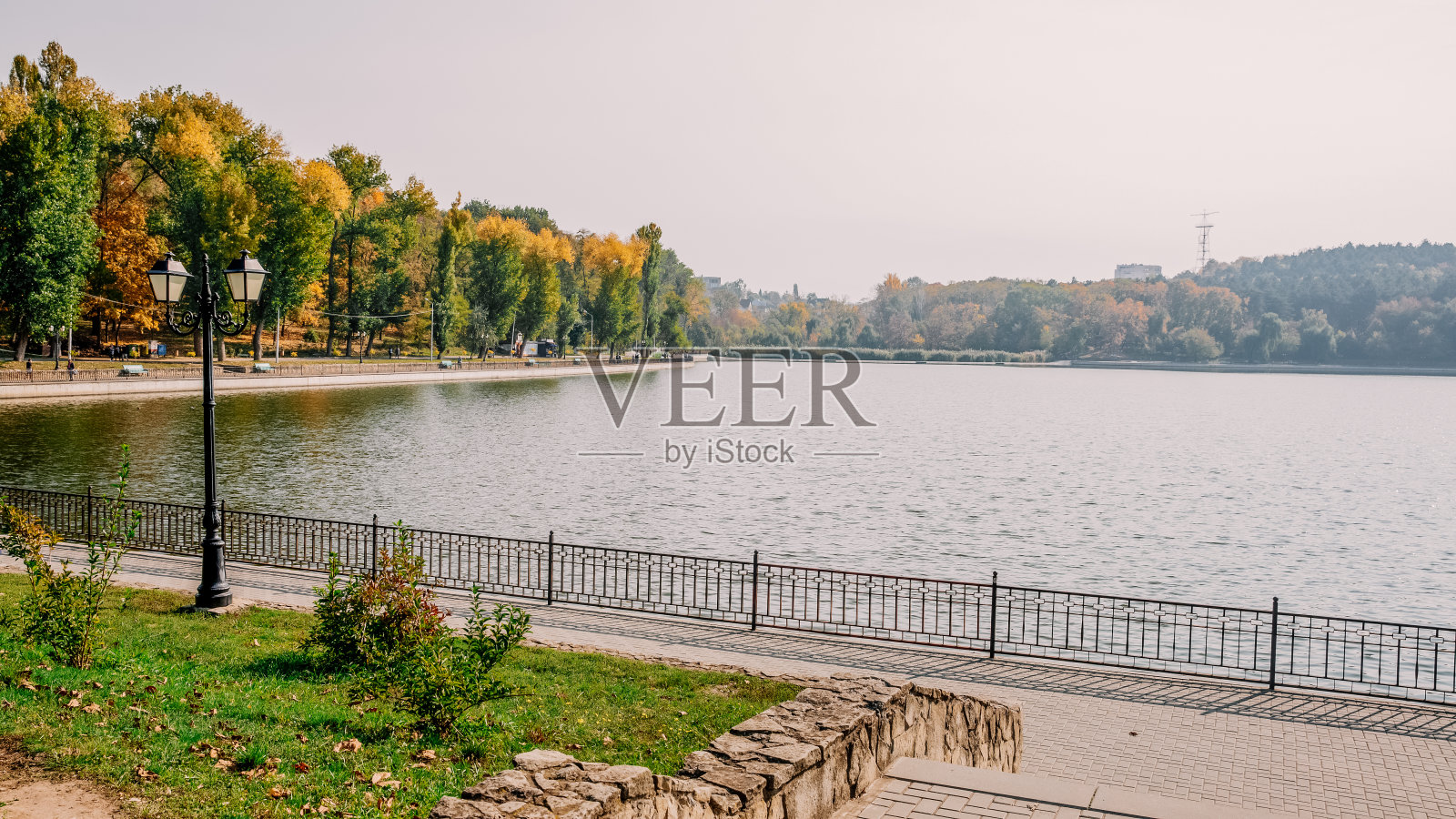 米尔斯谷公园和这个公园的湖照片摄影图片