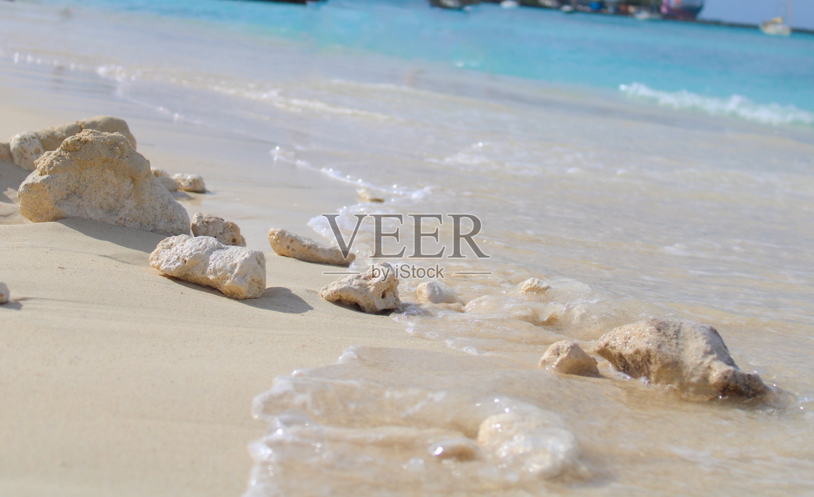 美丽的巴哈马海滩上的小岩石照片摄影图片