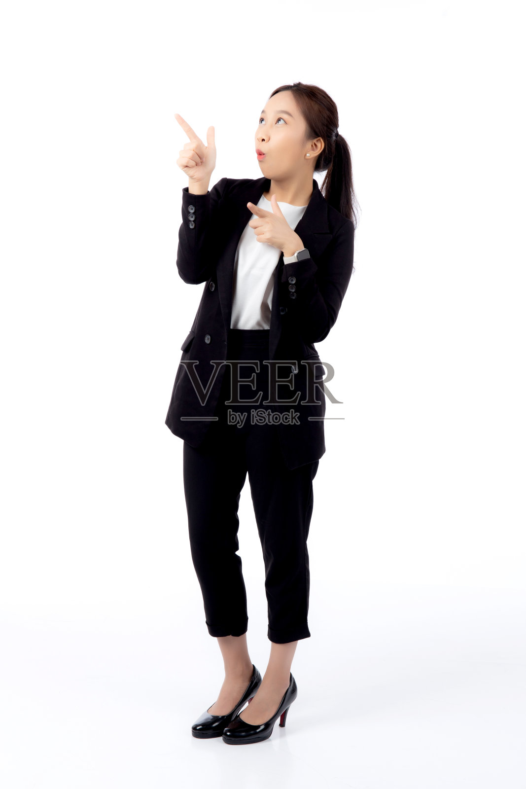 肖像年轻的亚洲女商人指着和展示孤立的白色背景，广告和营销，行政和经理，女商人自信地展示的东西与表达。照片摄影图片