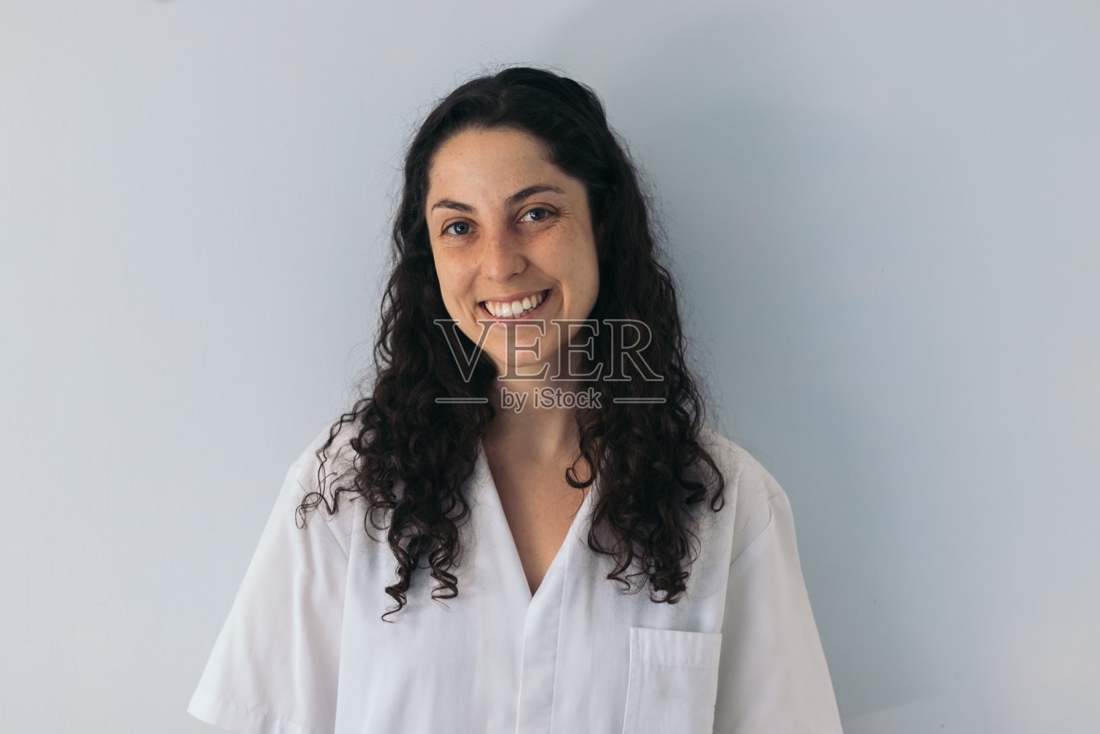 一个女护士微笑的肖像照片摄影图片