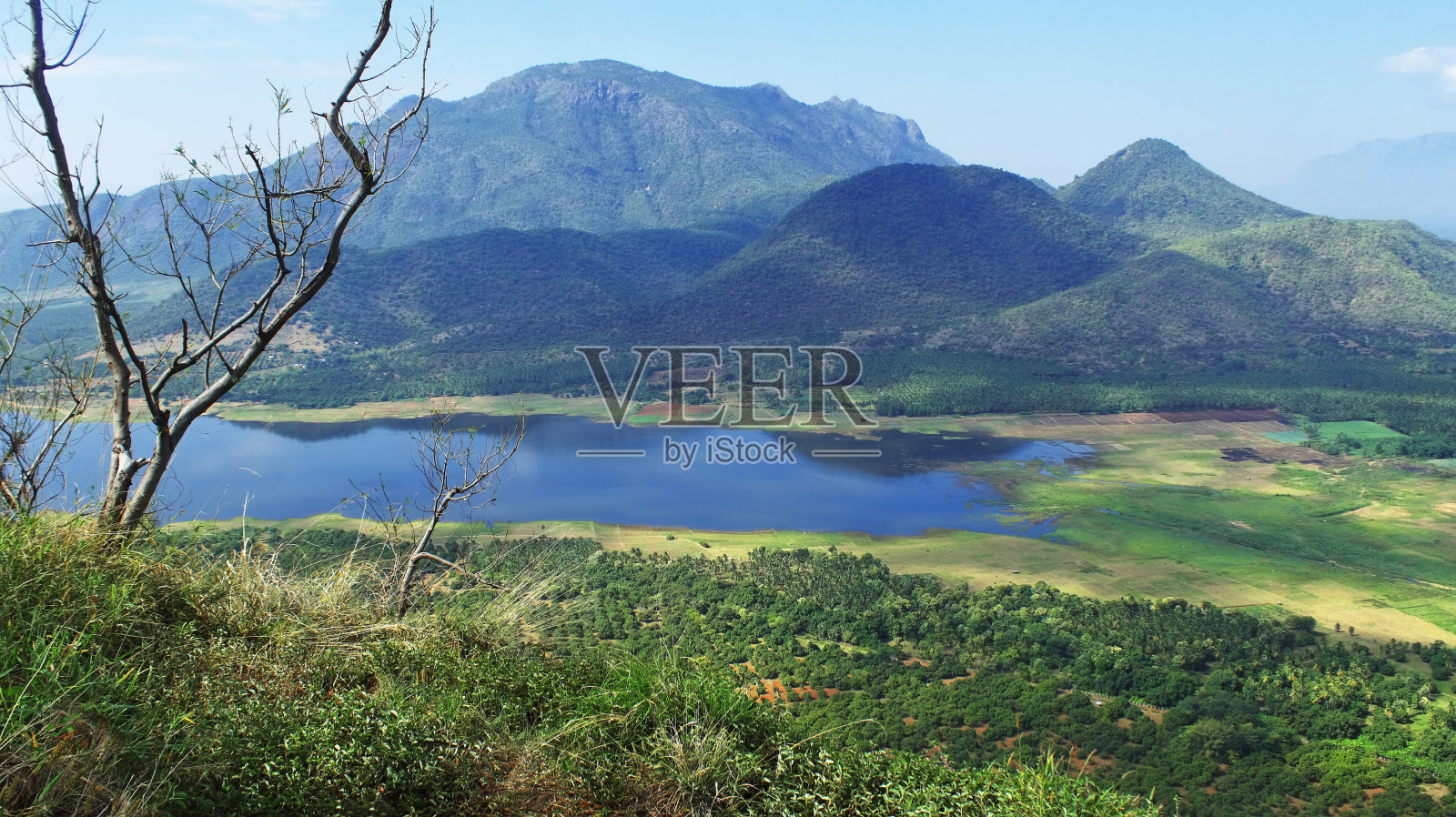 从kodaikanal山站可以看到帕拉尼山脉的全景，这个著名的旅游目的地位于印度南部的泰米尔纳德邦照片摄影图片