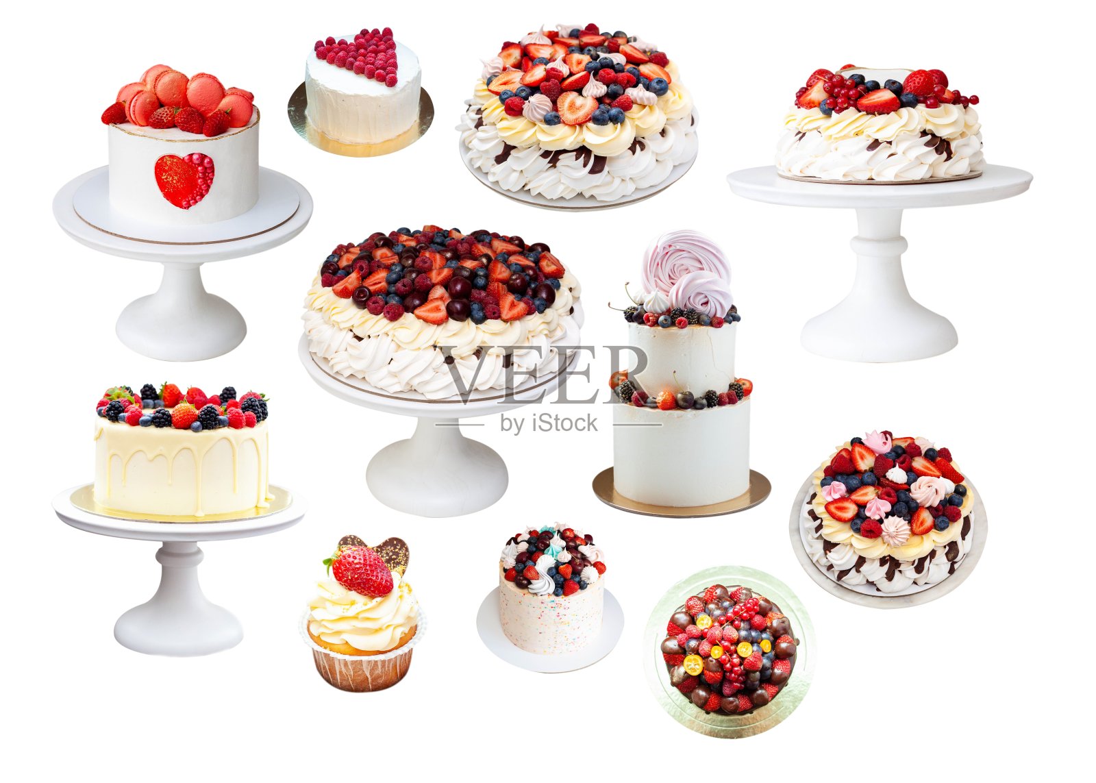 白色美丽的蛋糕和纸杯蛋糕草莓，覆盆子，蓝莓，心，孤立的背景，孤立的，近距离，png照片摄影图片