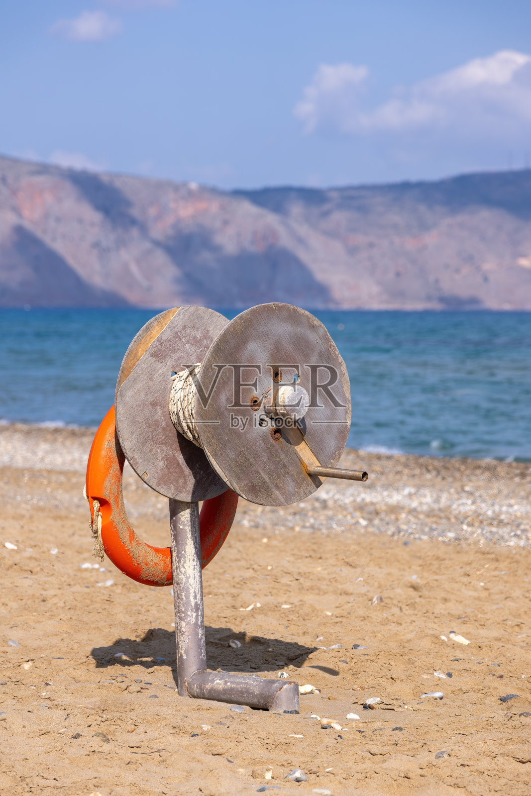 希腊克里特岛海滩上的带抛掷装置的救生圈照片摄影图片