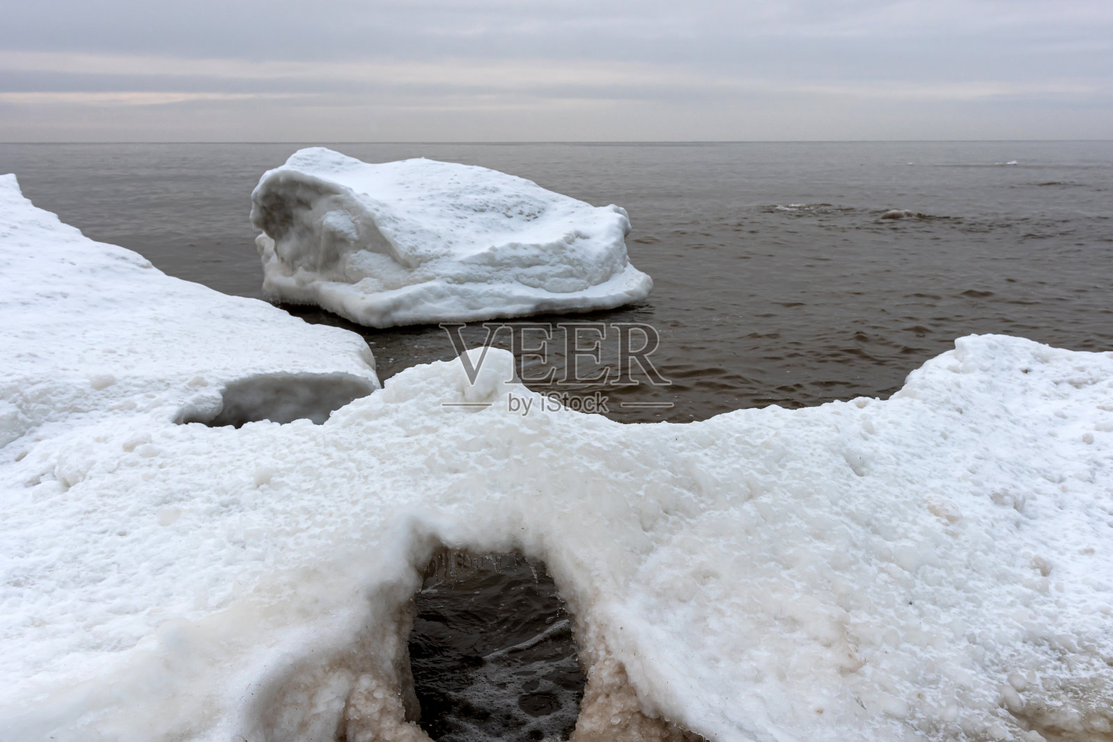 拉脱维亚卡尔滕，波罗的海岸边的岩石和冰照片摄影图片