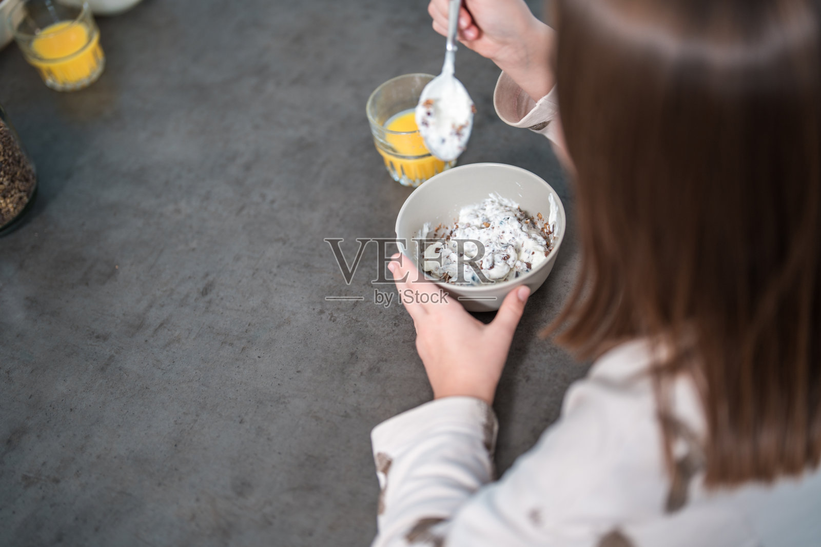 穿着手术服的白人母亲在家陪女儿照片摄影图片