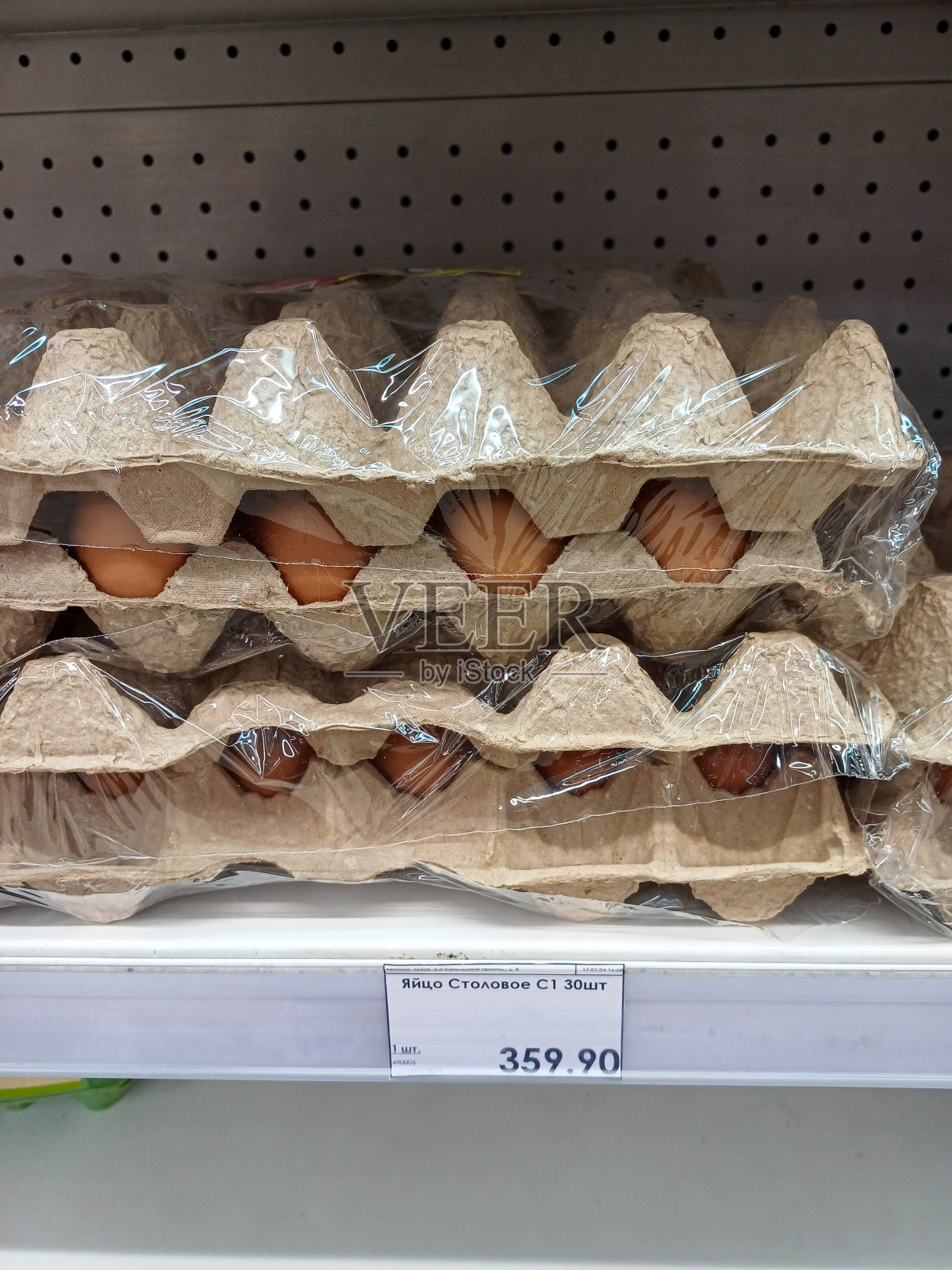 商店货架上装有鸡蛋的容器。照片摄影图片