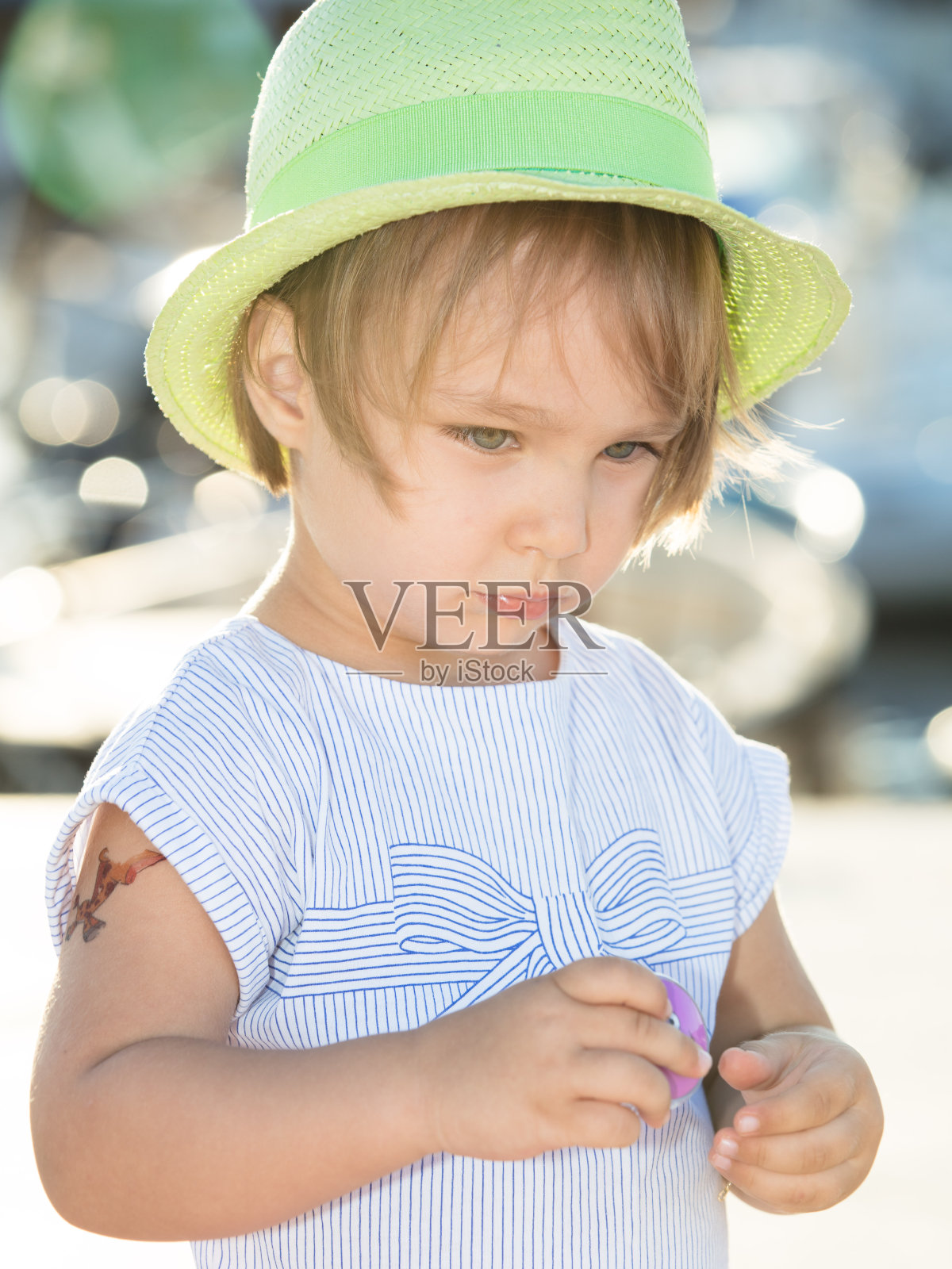 码头上一个小女孩的画像。照片摄影图片