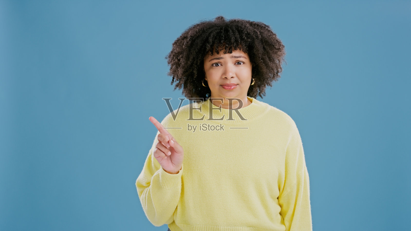 女人，肖像和手指指向工作室与广告空间，促销演示和报价怀疑。人，脸，迷茫的方向和即将到来的蓝色背景处理照片摄影图片