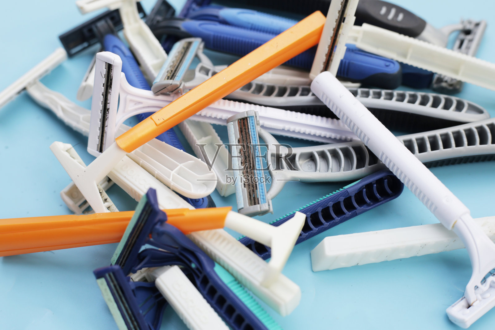 在蓝色背景上使用剃刀废料。照片摄影图片