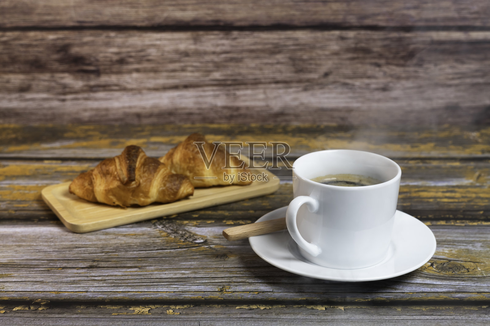 热气腾腾的咖啡和牛角面包照片摄影图片