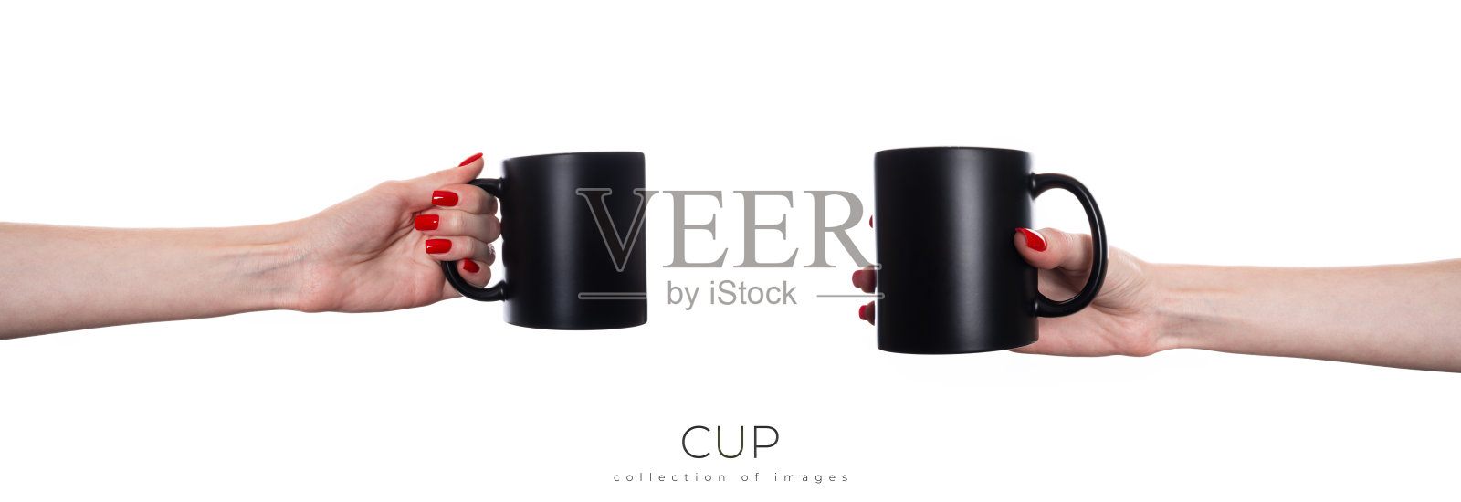 女性手持咖啡杯孤立在白色背景。黑杯分离。照片摄影图片