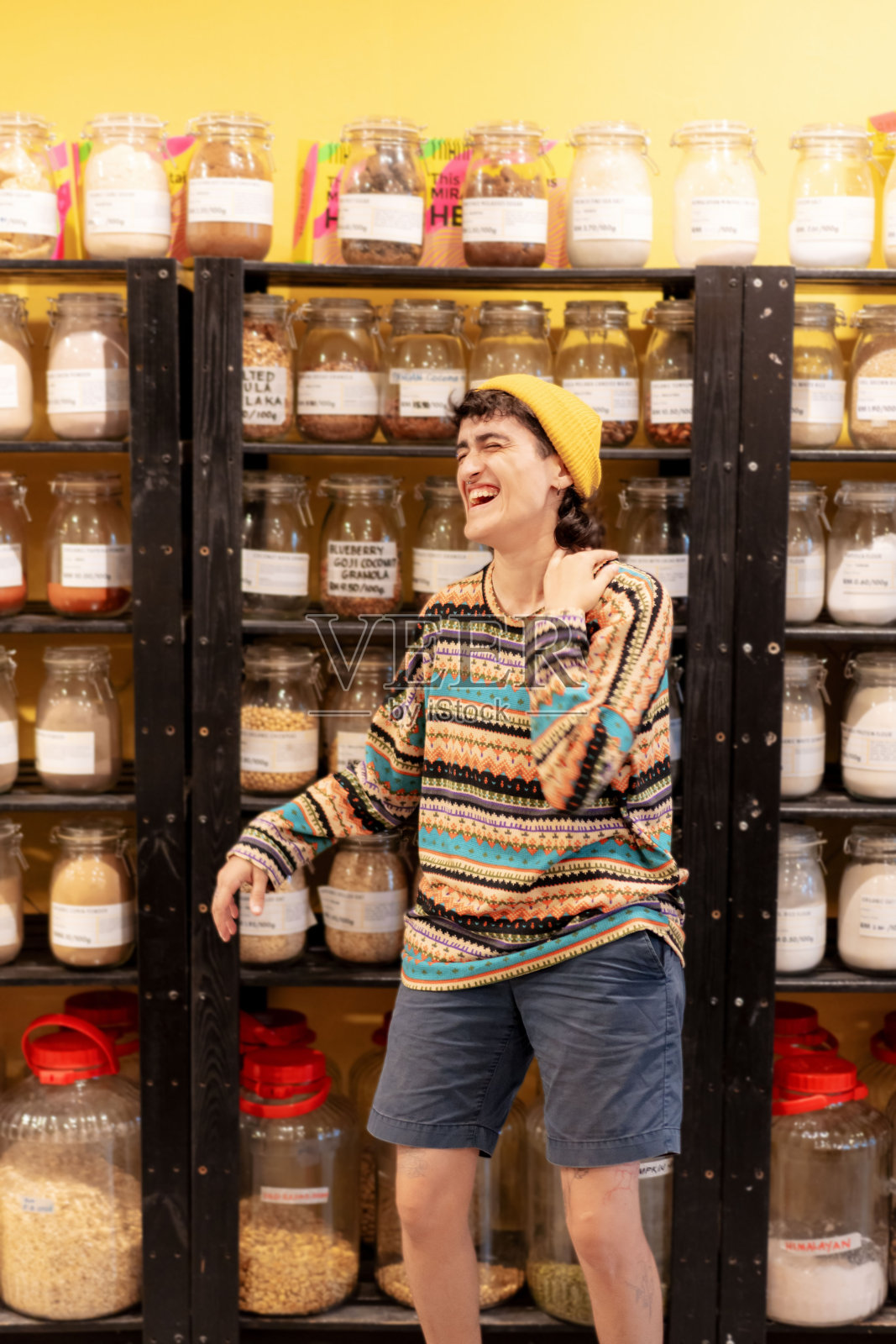 年轻的中东人在玻璃罐架前的肖像照片摄影图片