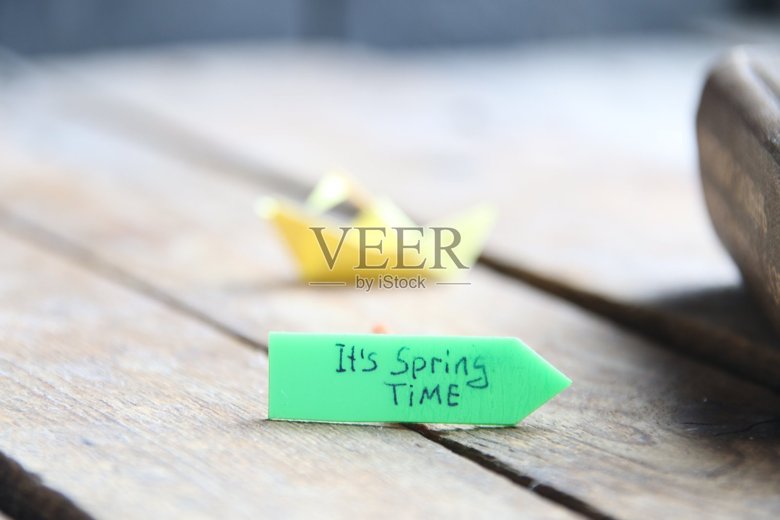 这是春天的动力和鼓舞人心的信息。照片摄影图片