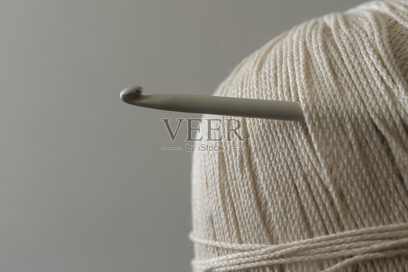 钩针卡在一团白纱里照片摄影图片