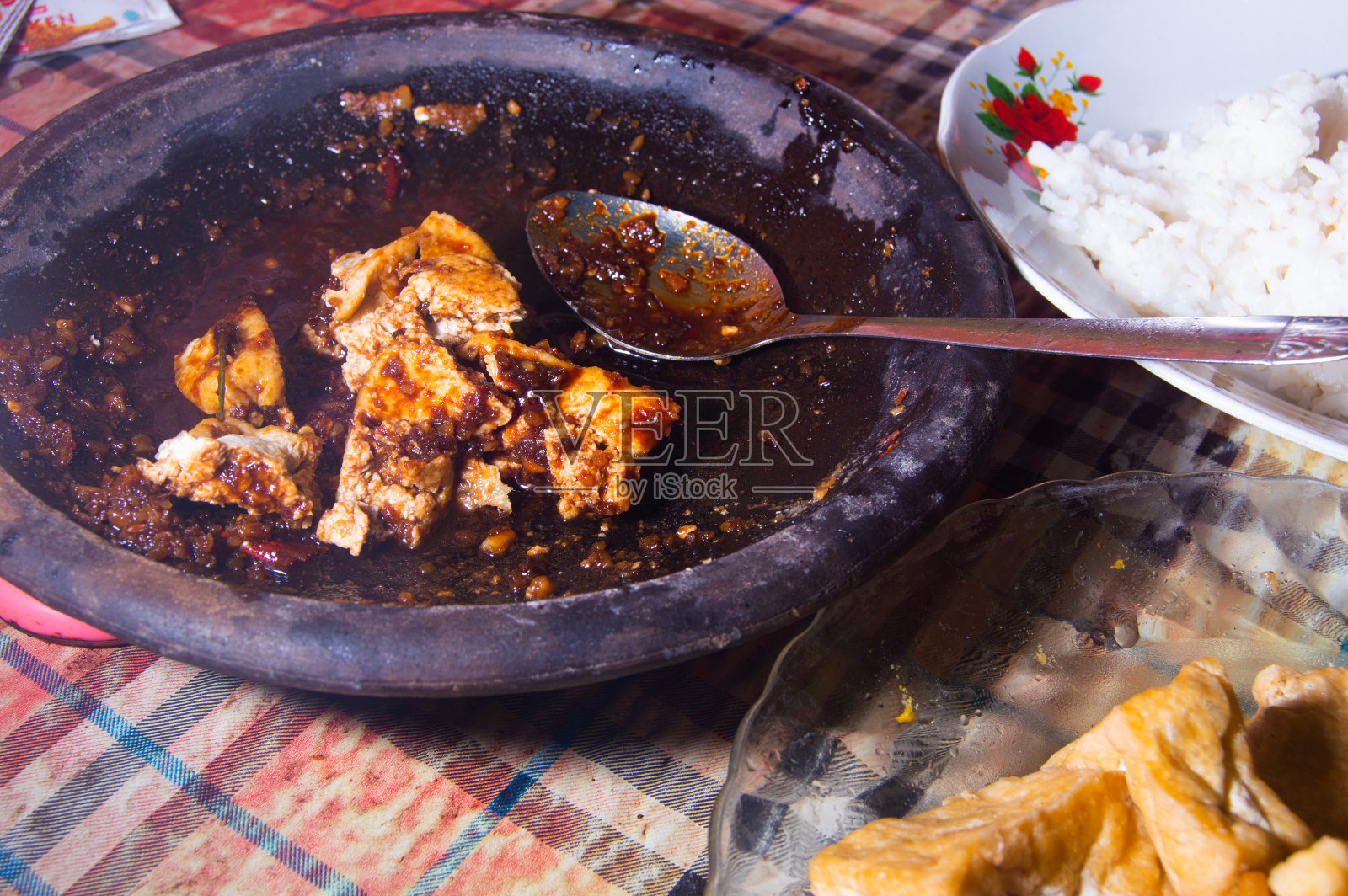 用酱油炒豆腐，用洋葱和其他香料调味。照片摄影图片