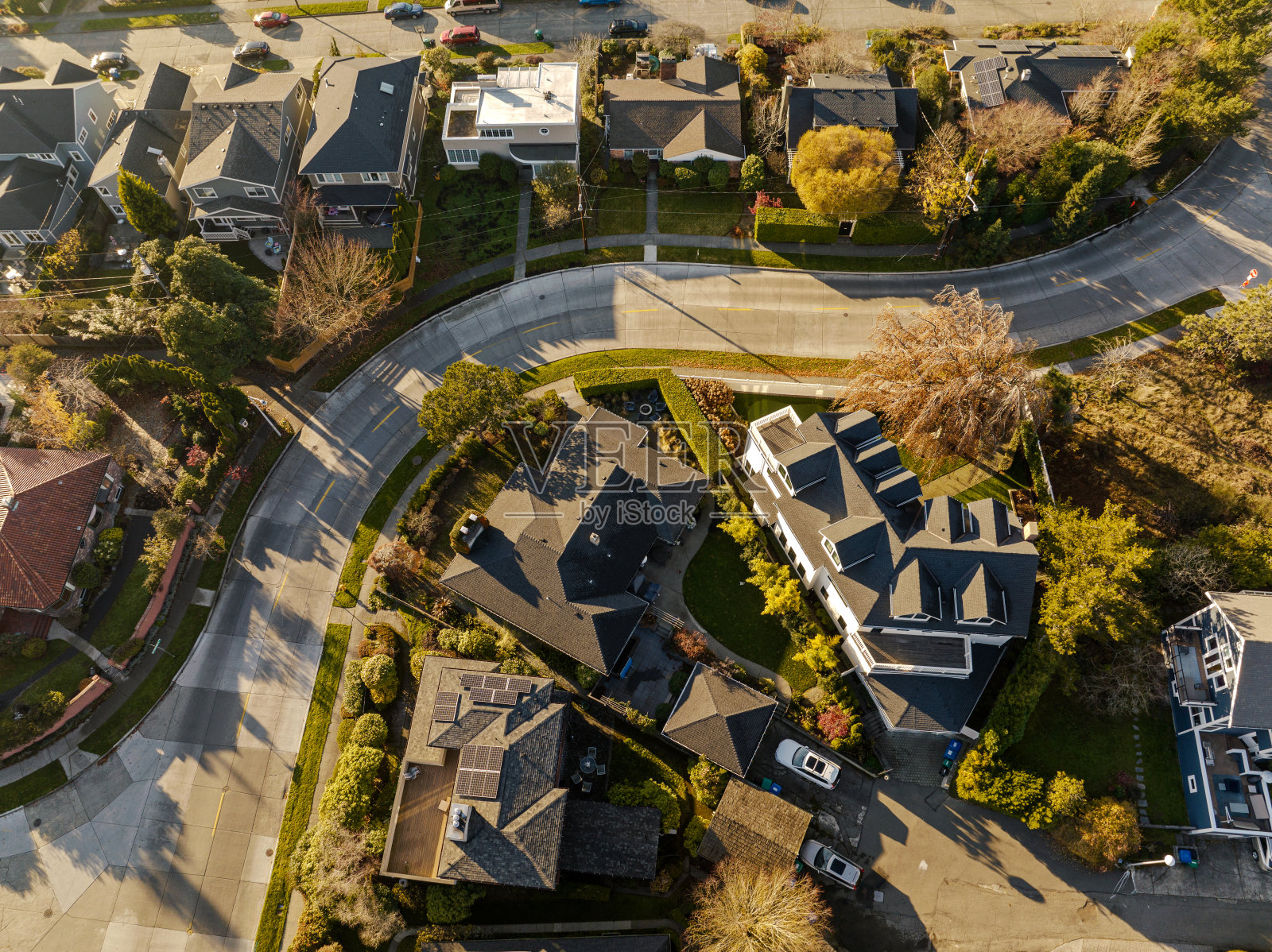 城市房屋上的太阳能电池板照片摄影图片