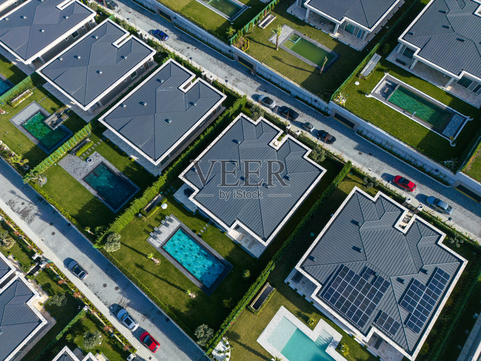 现代建筑屋顶上的太阳能板鸟瞰图，可再生能源的概念照片摄影图片