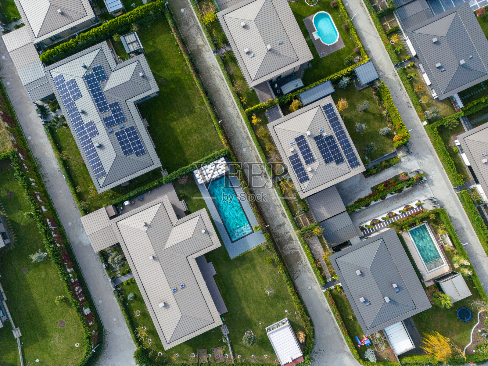 现代建筑屋顶上的太阳能板鸟瞰图，可再生能源的概念照片摄影图片