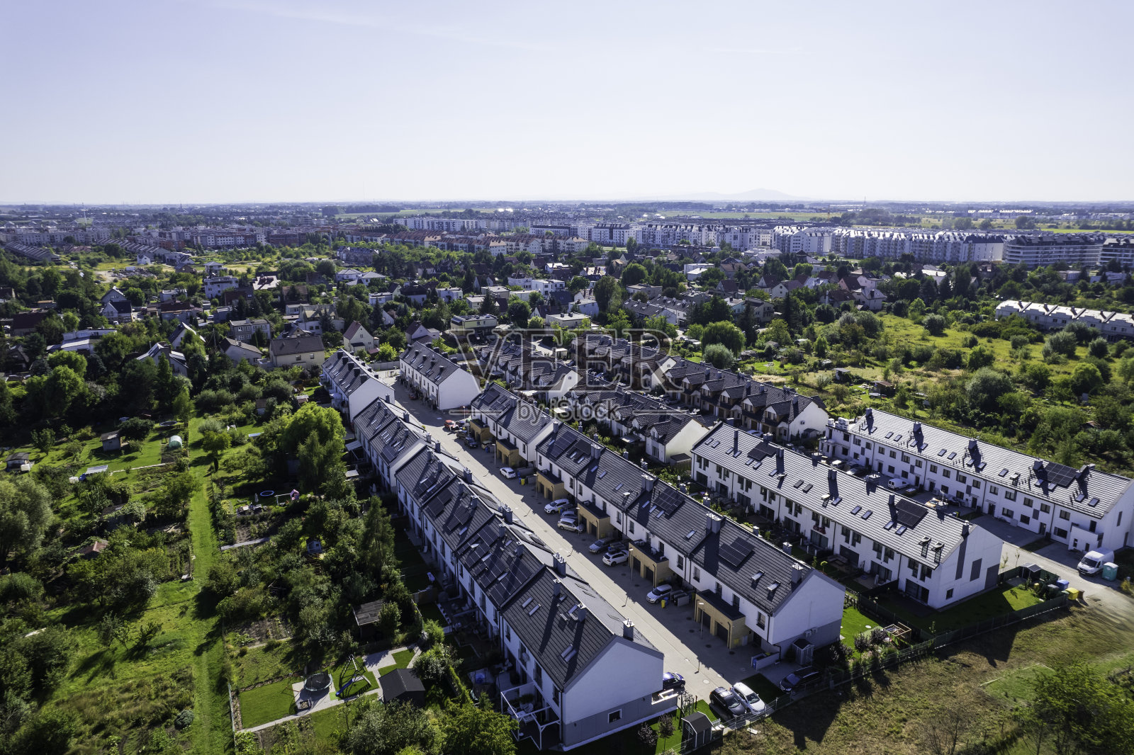 城市或农村住宅和社区的太阳能电池板鸟瞰图照片摄影图片